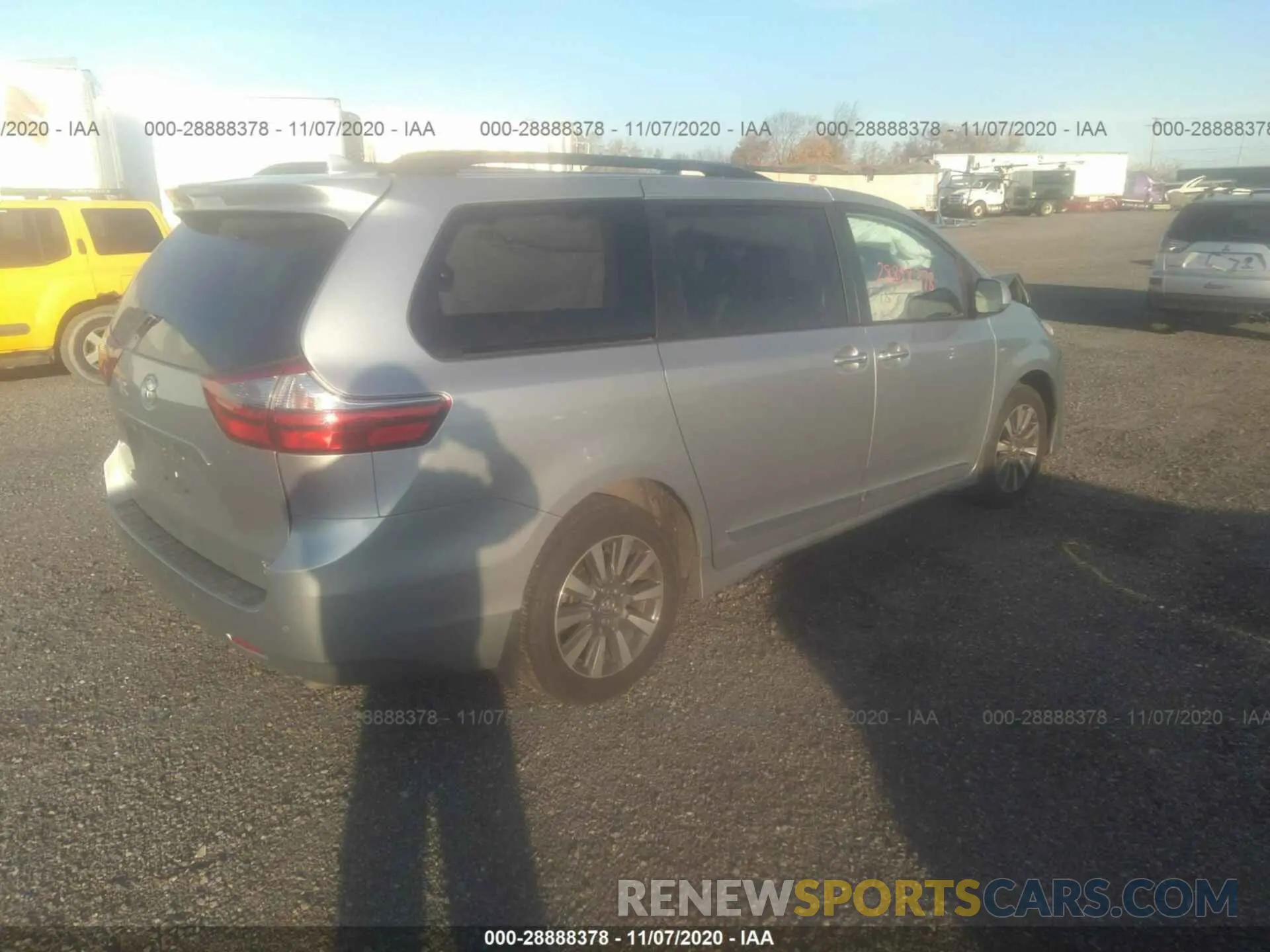 4 Photograph of a damaged car 5TDDZ3DC2LS230279 TOYOTA SIENNA 2020