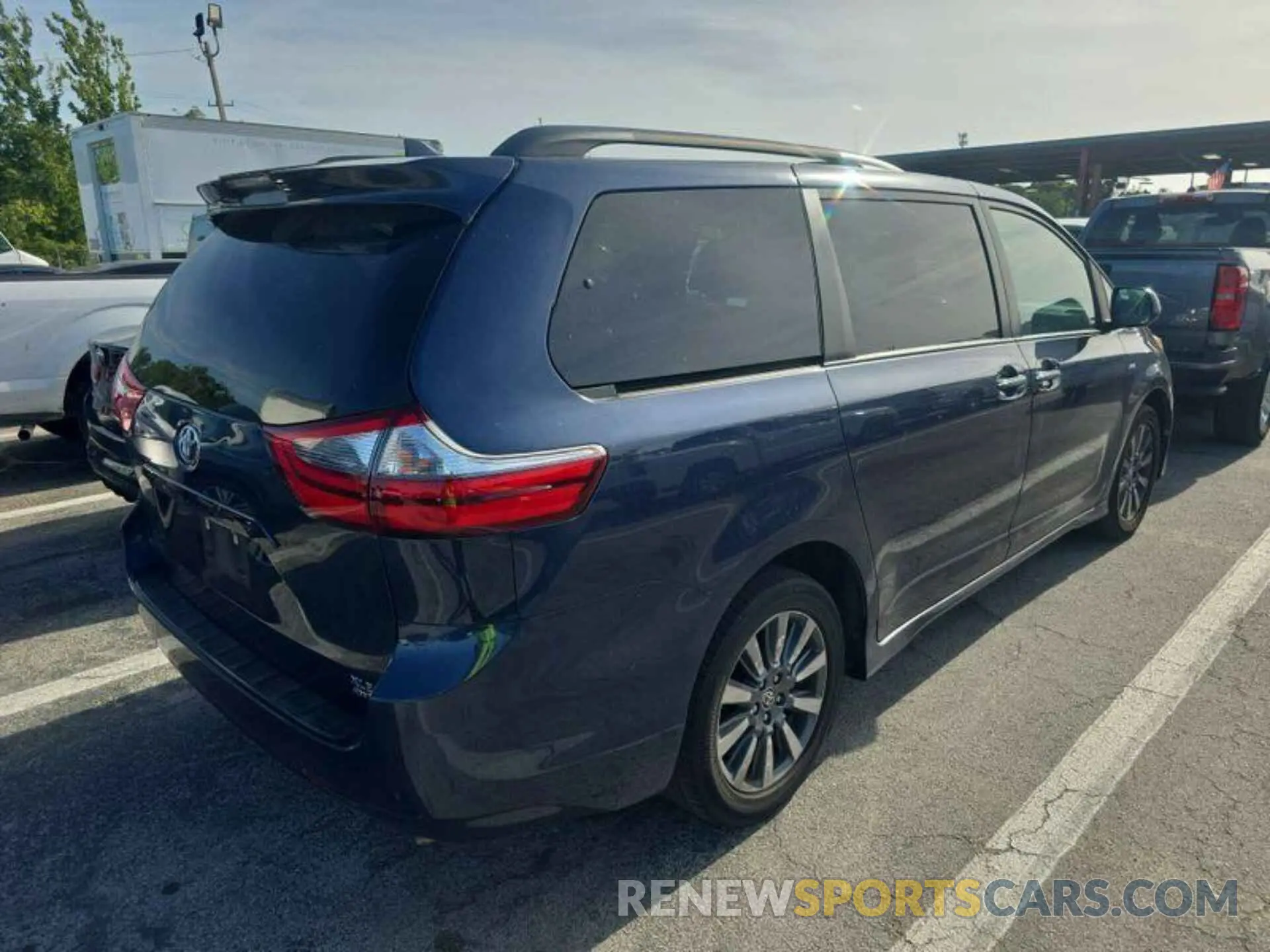 18 Photograph of a damaged car 5TDDZ3DC2LS249611 TOYOTA SIENNA 2020