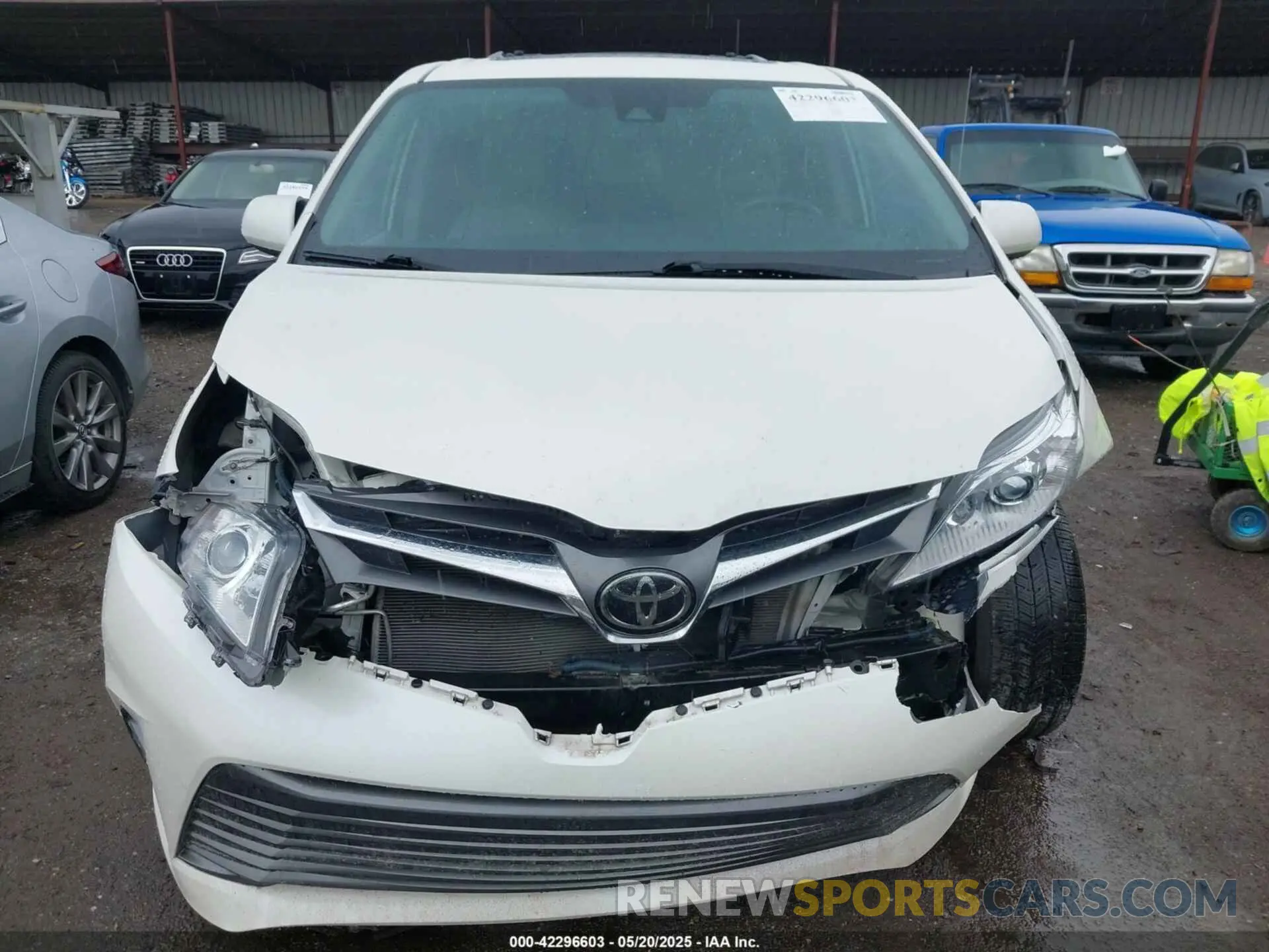 12 Photograph of a damaged car 5TDDZ3DC3LS231666 TOYOTA SIENNA 2020