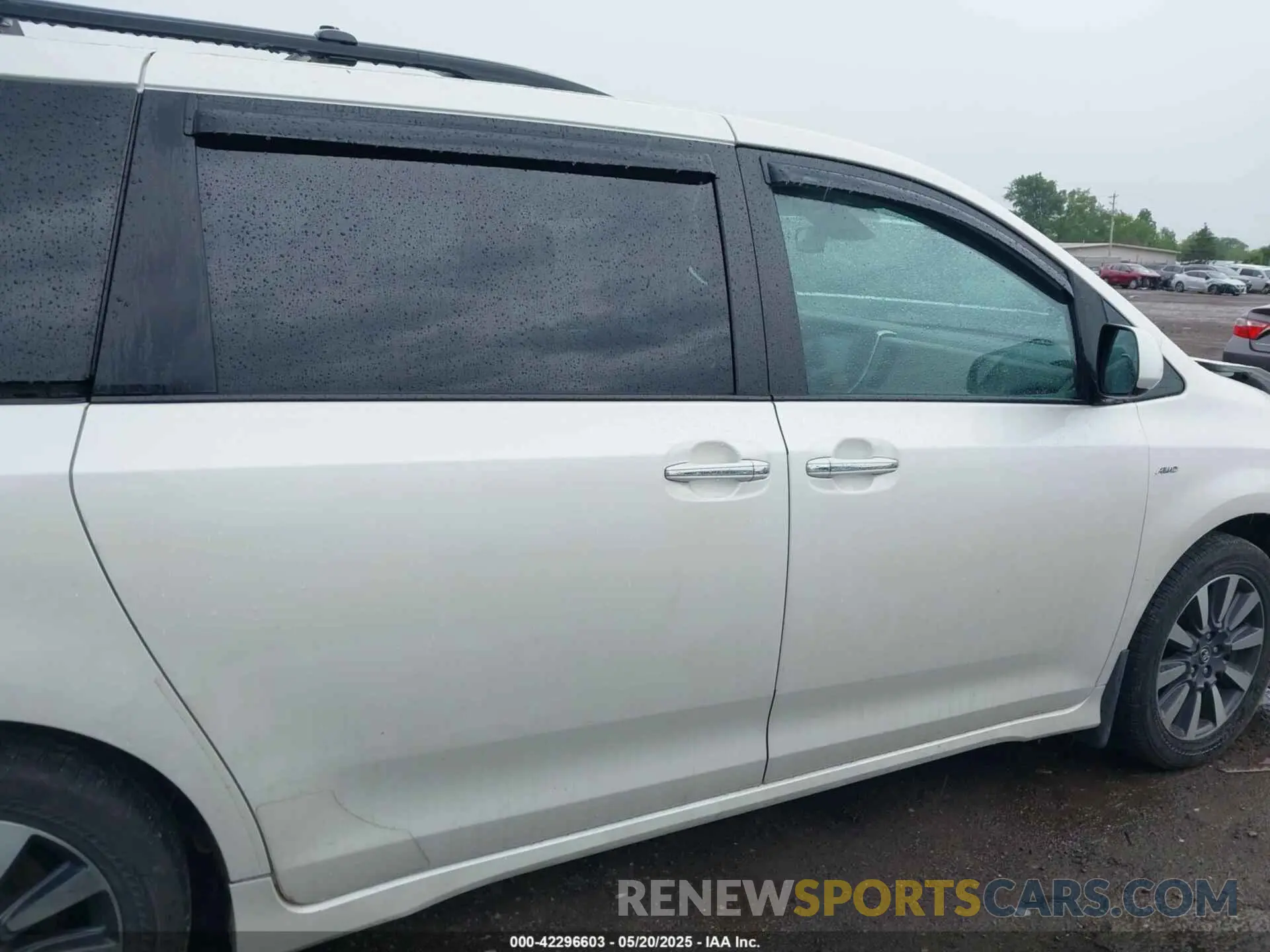 13 Photograph of a damaged car 5TDDZ3DC3LS231666 TOYOTA SIENNA 2020