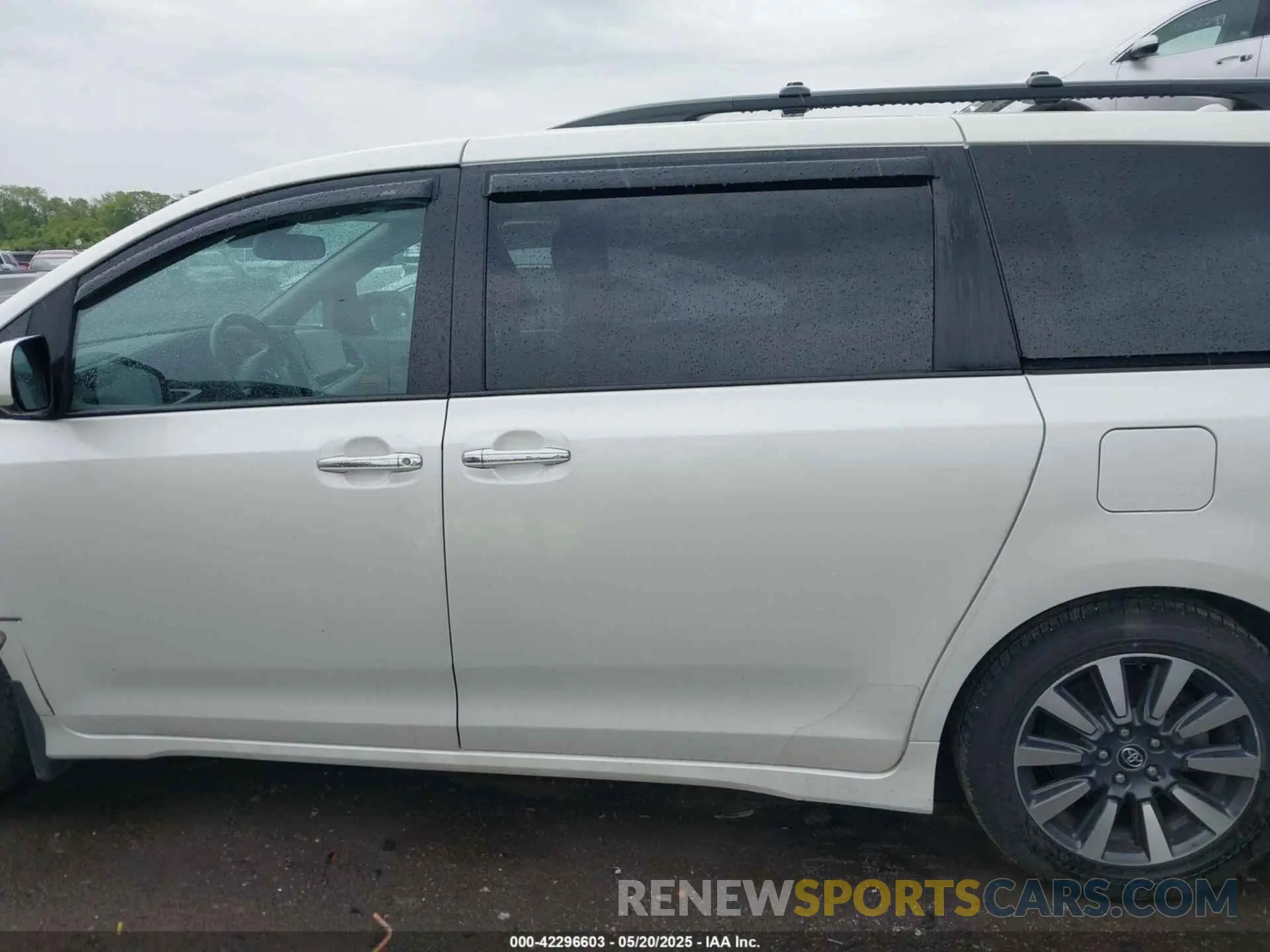 14 Photograph of a damaged car 5TDDZ3DC3LS231666 TOYOTA SIENNA 2020