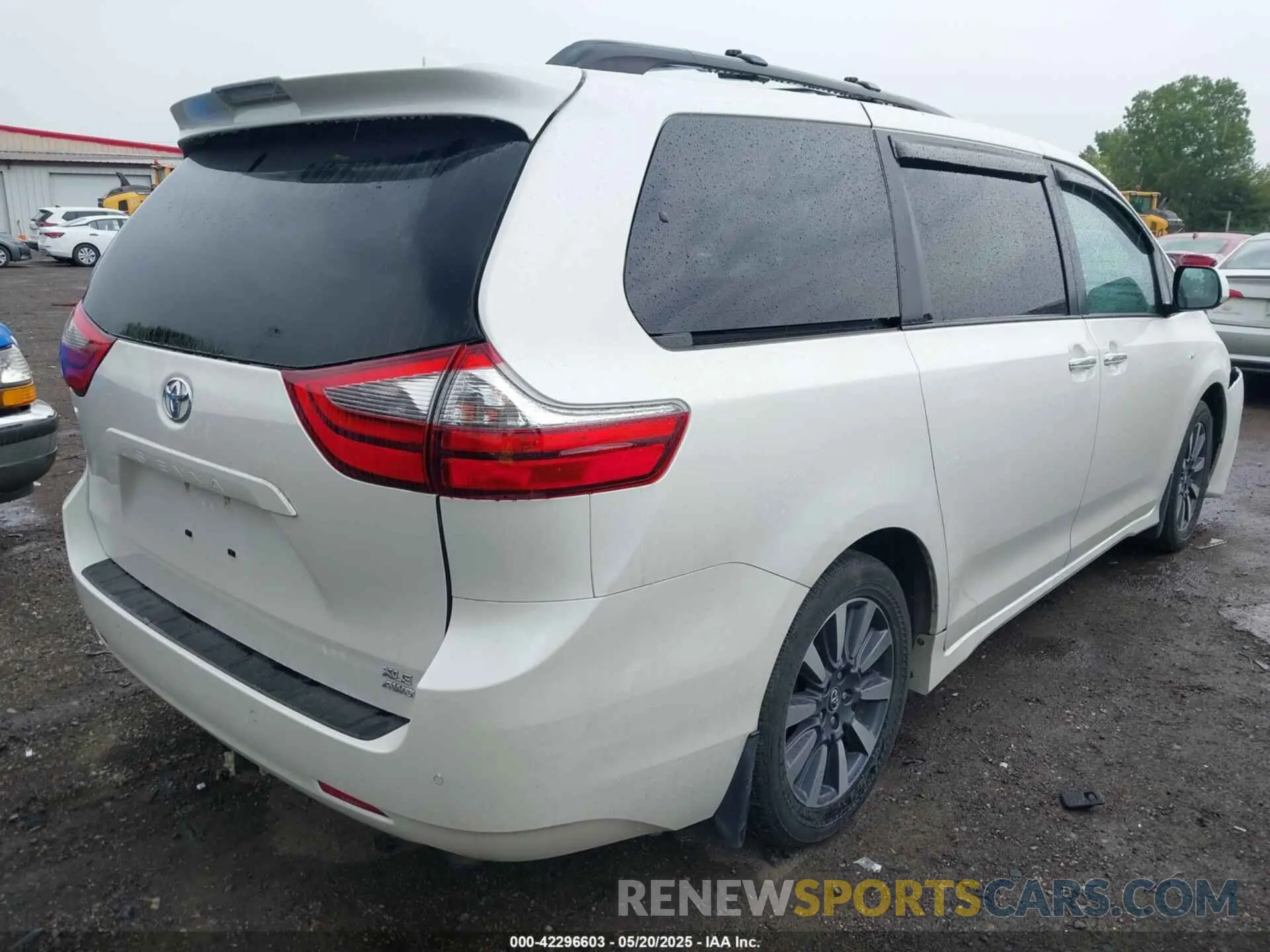 4 Photograph of a damaged car 5TDDZ3DC3LS231666 TOYOTA SIENNA 2020