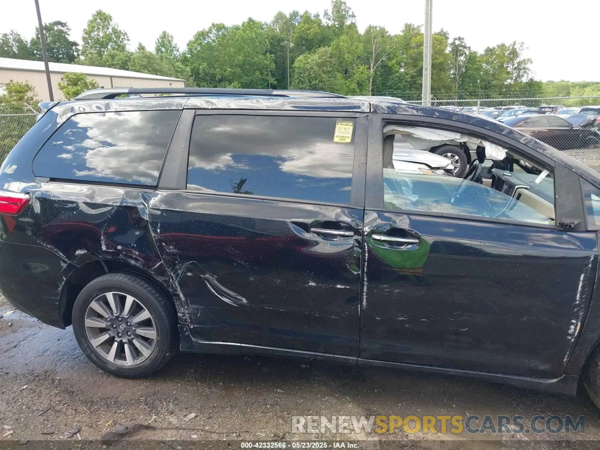 12 Photograph of a damaged car 5TDDZ3DC4LS232650 TOYOTA SIENNA 2020