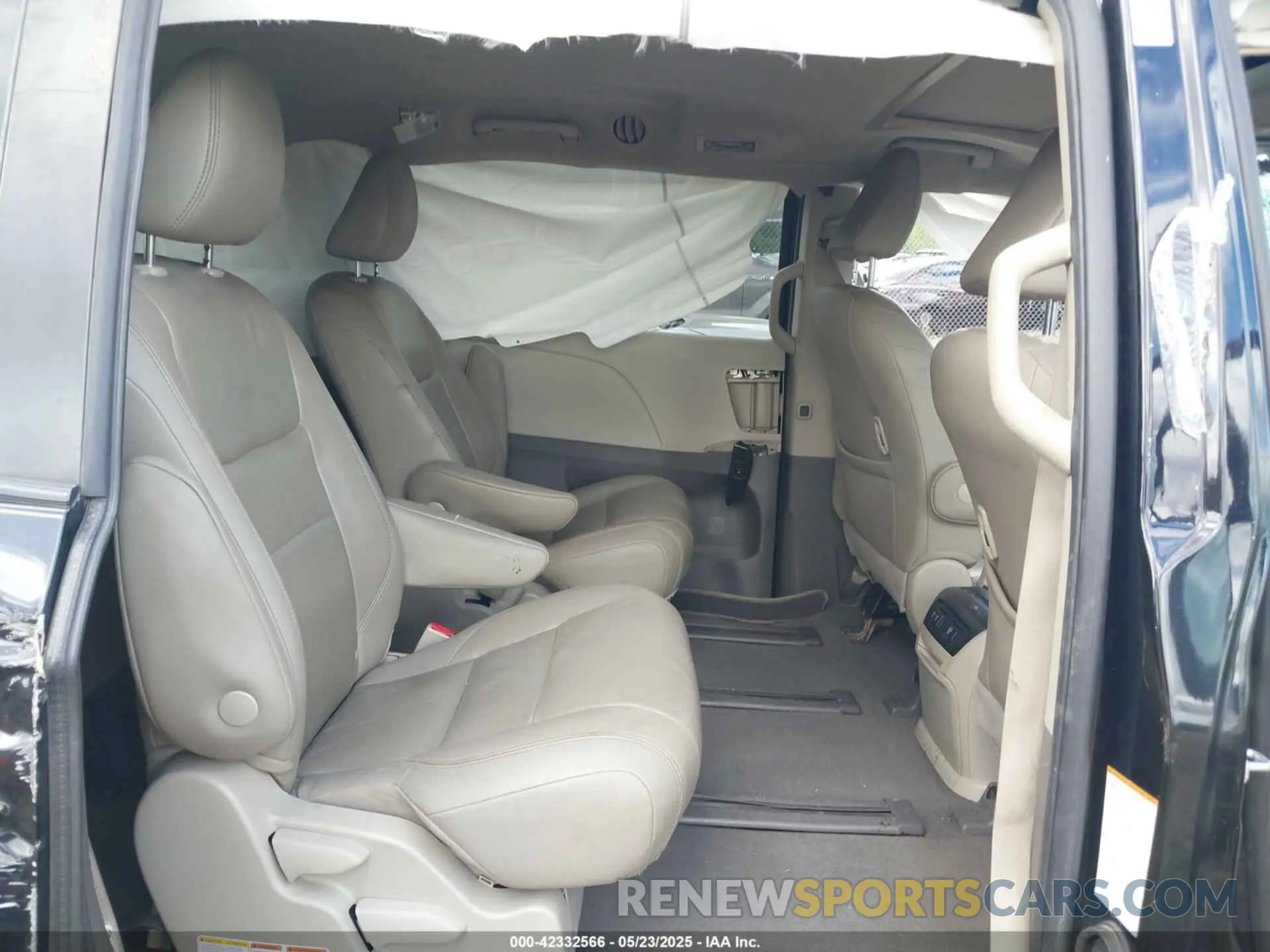 8 Photograph of a damaged car 5TDDZ3DC4LS232650 TOYOTA SIENNA 2020