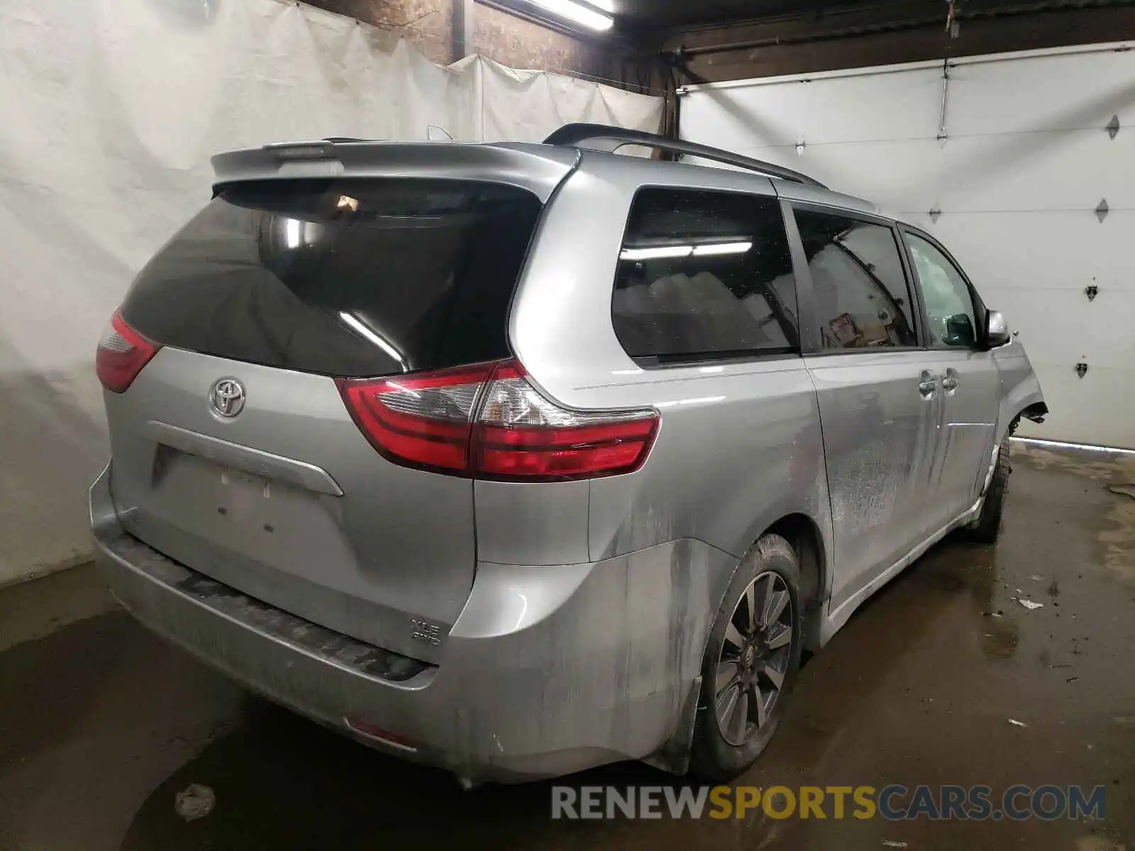 4 Photograph of a damaged car 5TDDZ3DC4LS239890 TOYOTA SIENNA 2020