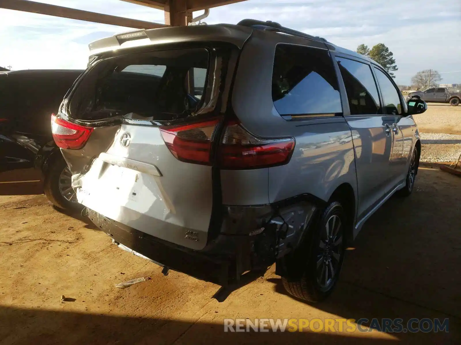 4 Photograph of a damaged car 5TDDZ3DC4LS242126 TOYOTA SIENNA 2020