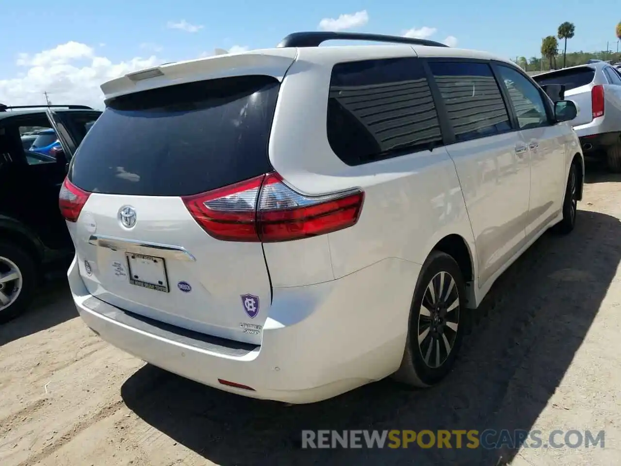 4 Photograph of a damaged car 5TDDZ3DC5LS232625 TOYOTA SIENNA 2020