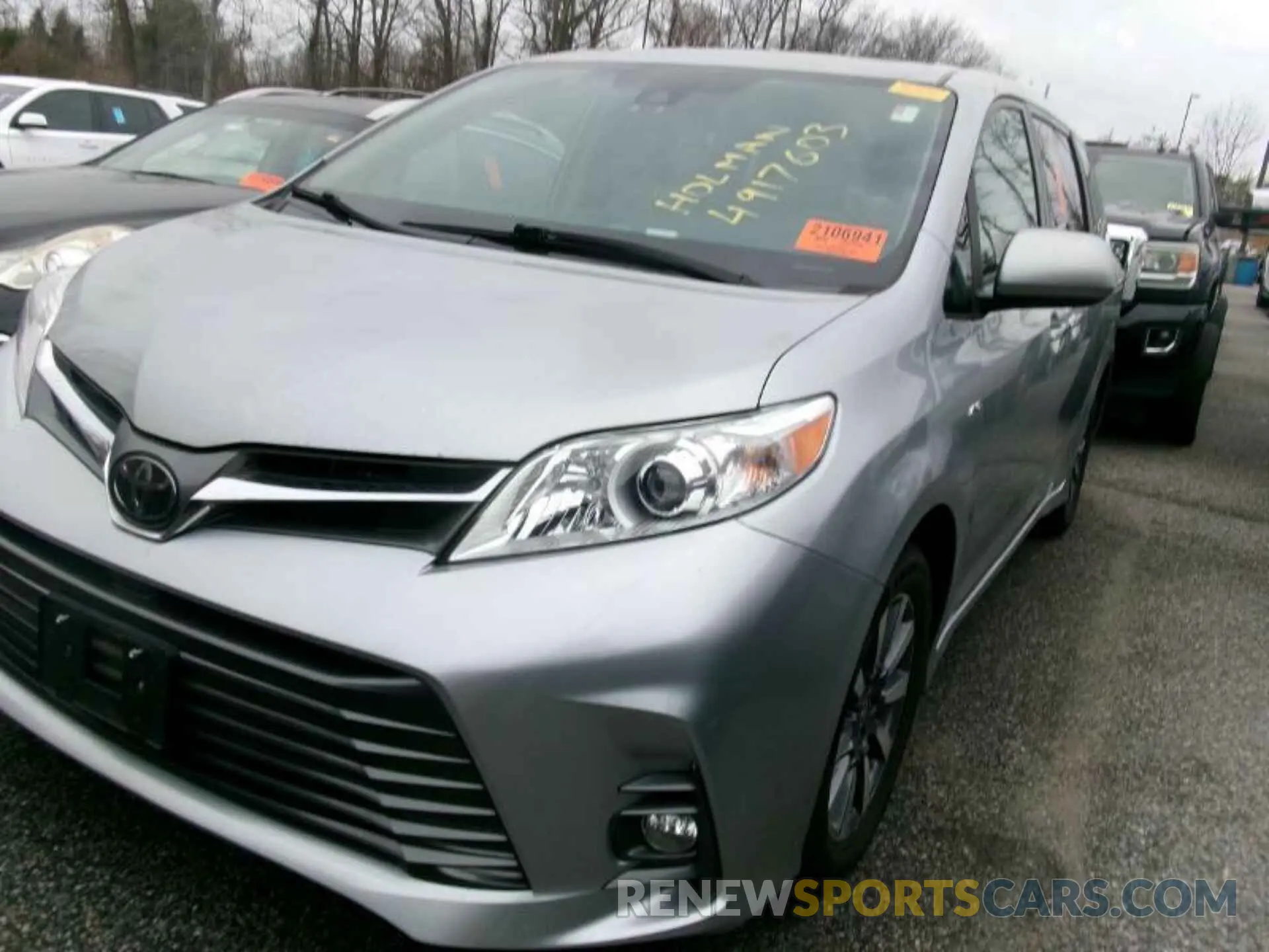 4 Photograph of a damaged car 5TDDZ3DC5LS249649 TOYOTA SIENNA 2020