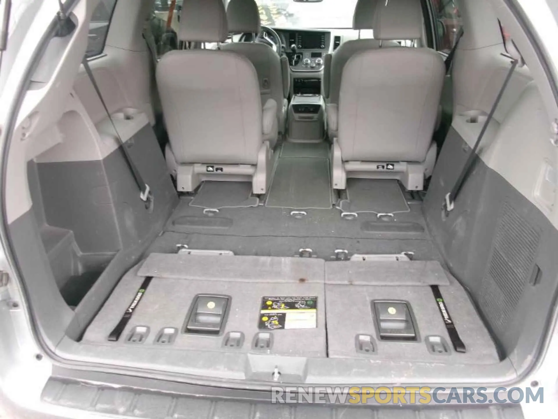 6 Photograph of a damaged car 5TDDZ3DC5LS249649 TOYOTA SIENNA 2020