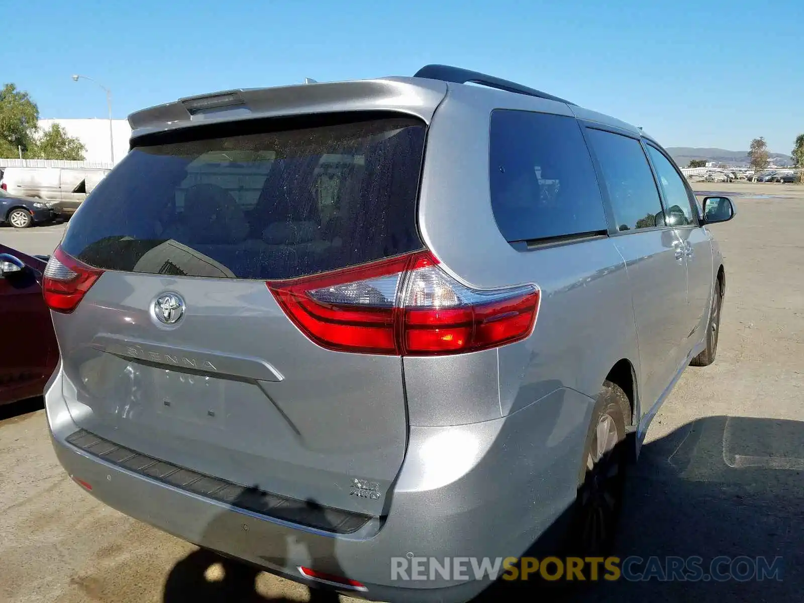 4 Photograph of a damaged car 5TDDZ3DC6LS233377 TOYOTA SIENNA 2020