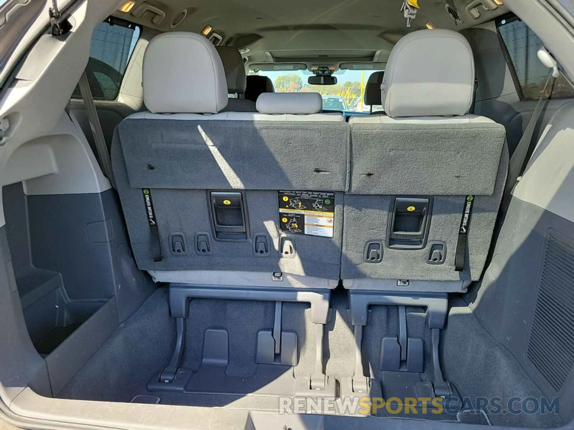 3 Photograph of a damaged car 5TDDZ3DC8LS230299 TOYOTA SIENNA 2020
