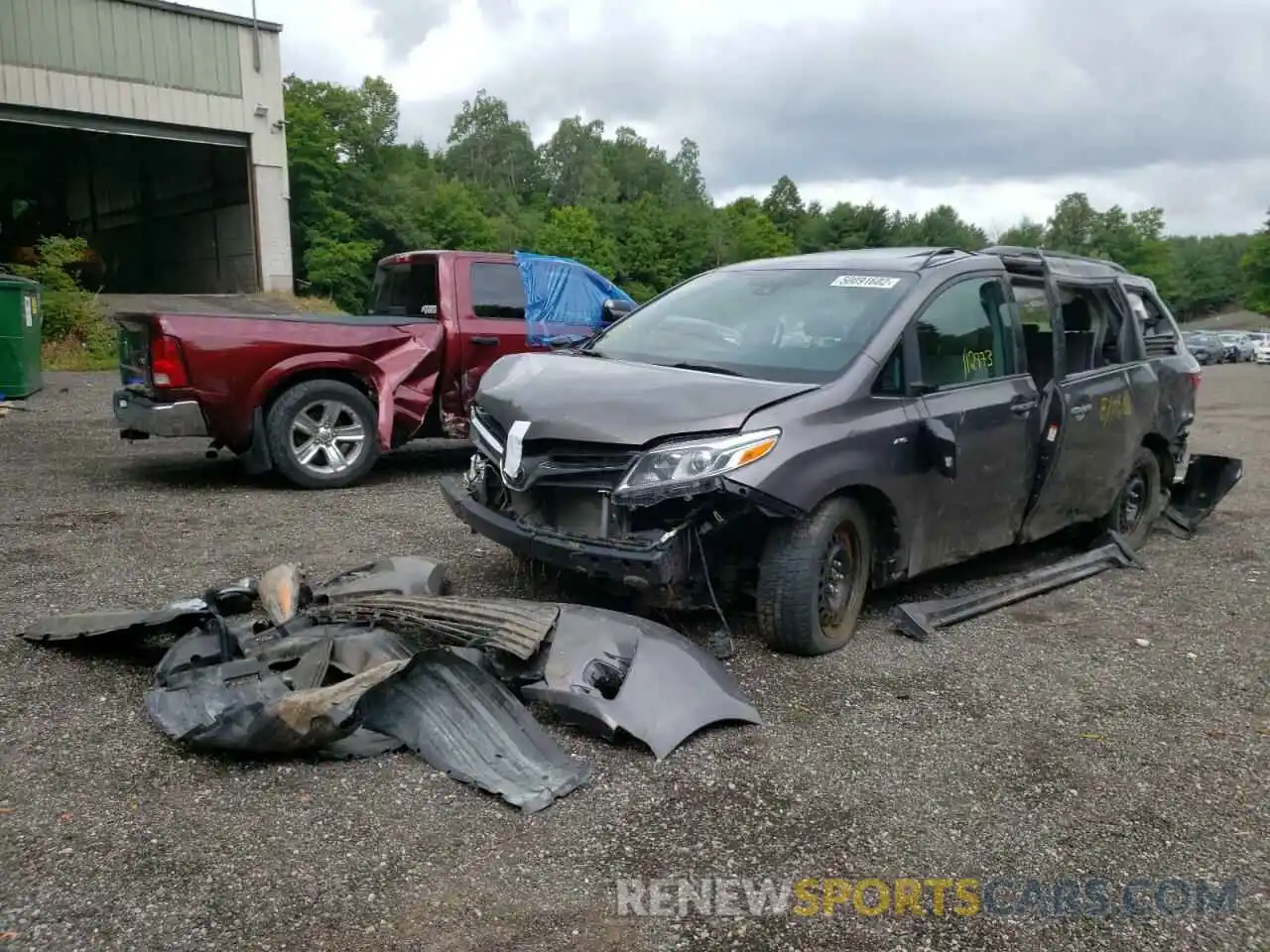 9 Photograph of a damaged car 5TDDZ3DC8LS245627 TOYOTA SIENNA 2020