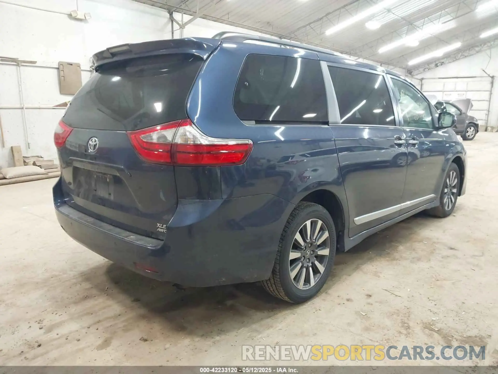 4 Photograph of a damaged car 5TDDZ3DC9LS240677 TOYOTA SIENNA 2020