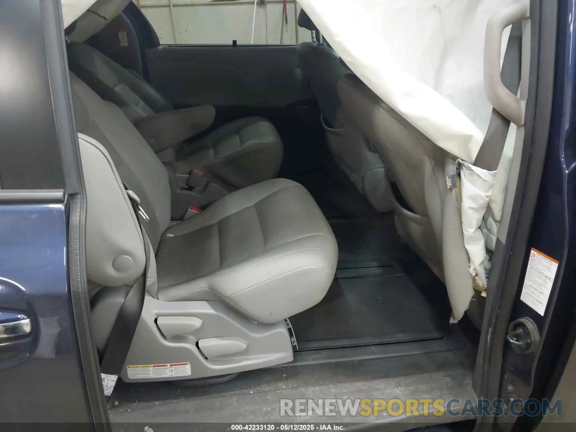 8 Photograph of a damaged car 5TDDZ3DC9LS240677 TOYOTA SIENNA 2020