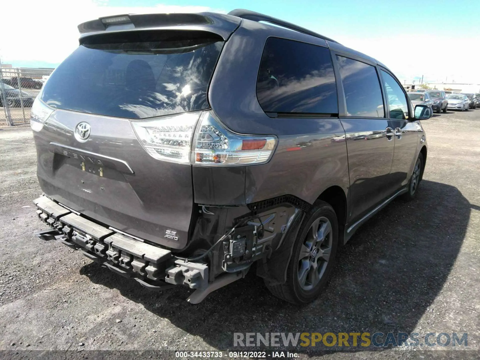 4 Photograph of a damaged car 5TDEZ3DC2LS234644 TOYOTA SIENNA 2020