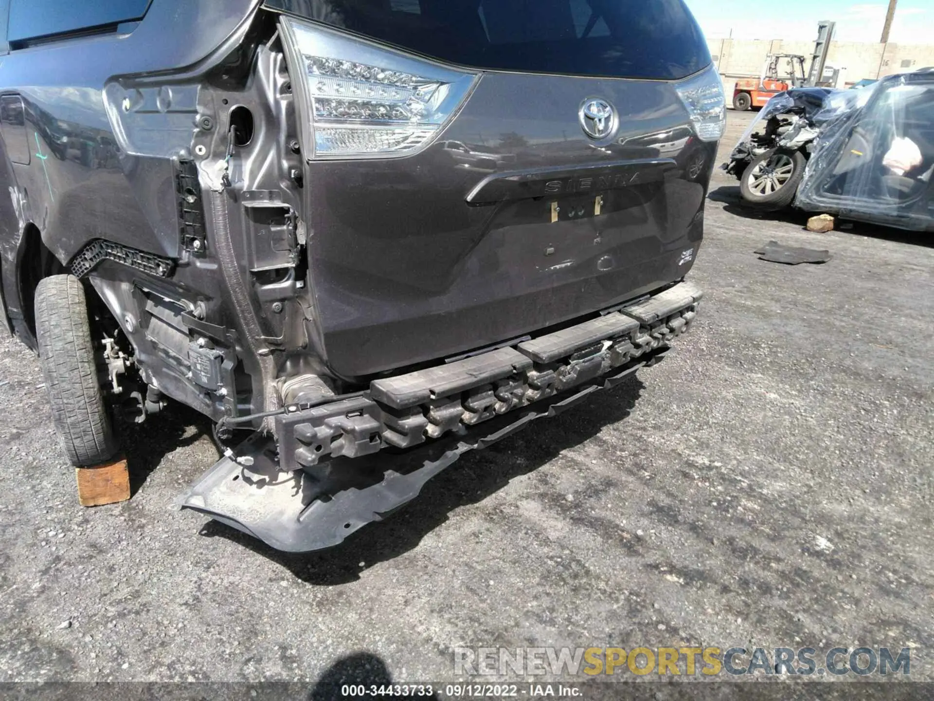 6 Photograph of a damaged car 5TDEZ3DC2LS234644 TOYOTA SIENNA 2020