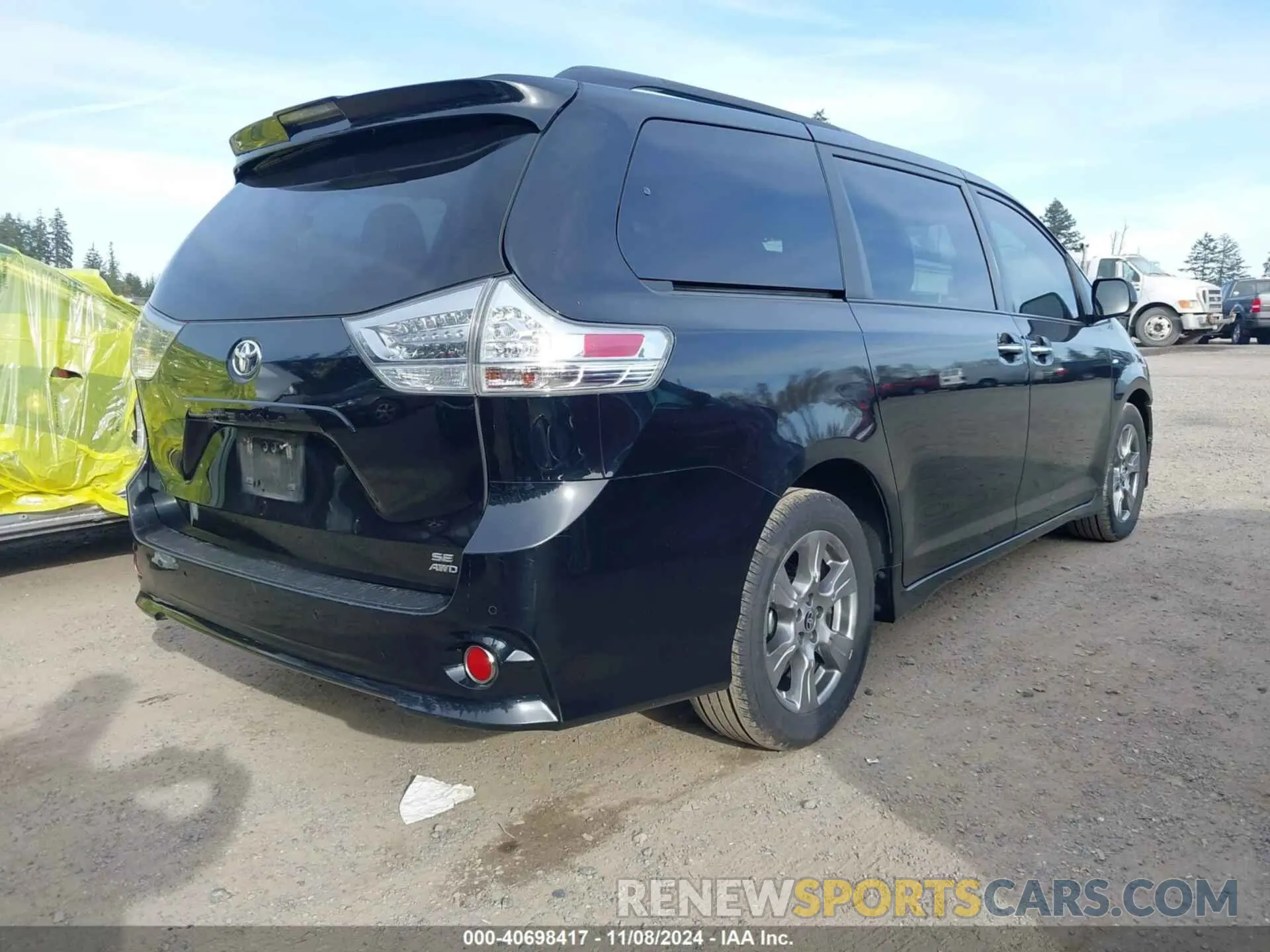 4 Photograph of a damaged car 5TDEZ3DC2LS251377 TOYOTA SIENNA 2020