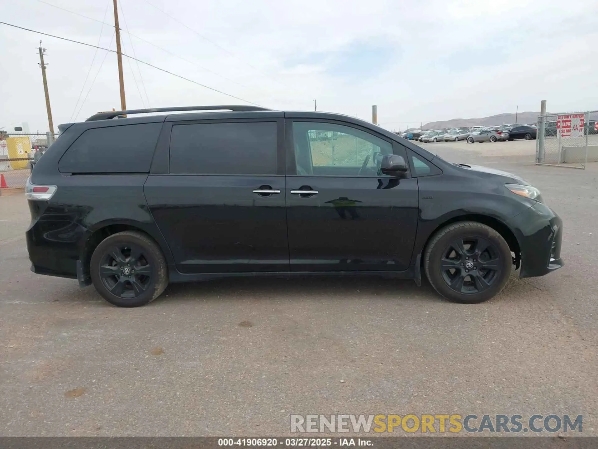 13 Photograph of a damaged car 5TDEZ3DC3LS238377 TOYOTA SIENNA 2020