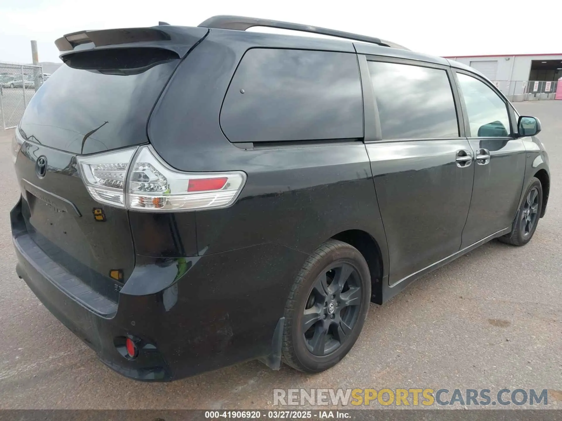 4 Photograph of a damaged car 5TDEZ3DC3LS238377 TOYOTA SIENNA 2020