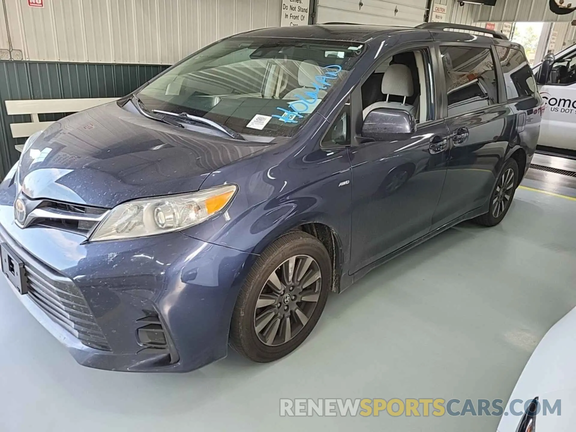1 Photograph of a damaged car 5TDJZ3DC3LS250995 TOYOTA SIENNA 2020