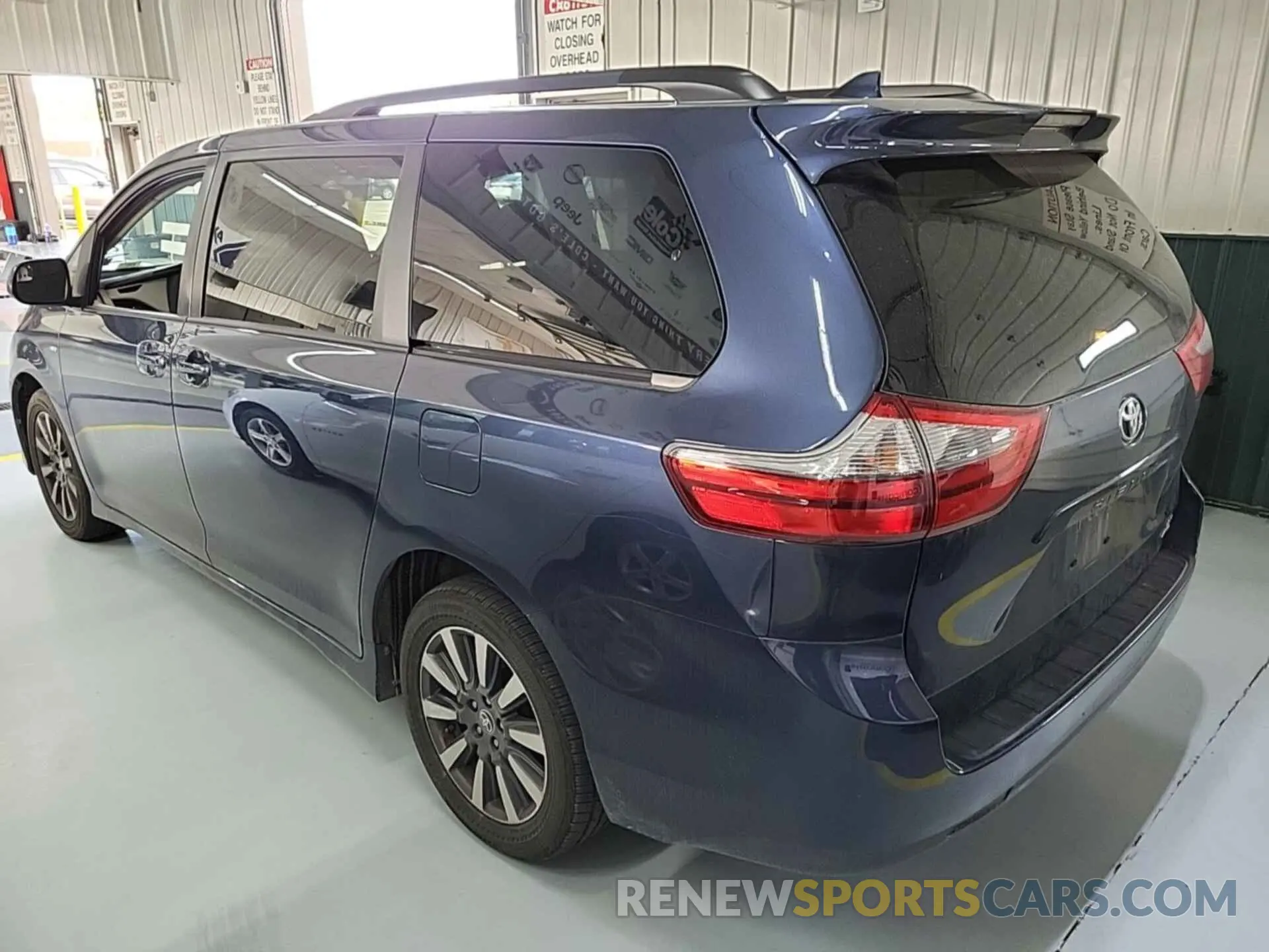 9 Photograph of a damaged car 5TDJZ3DC3LS250995 TOYOTA SIENNA 2020