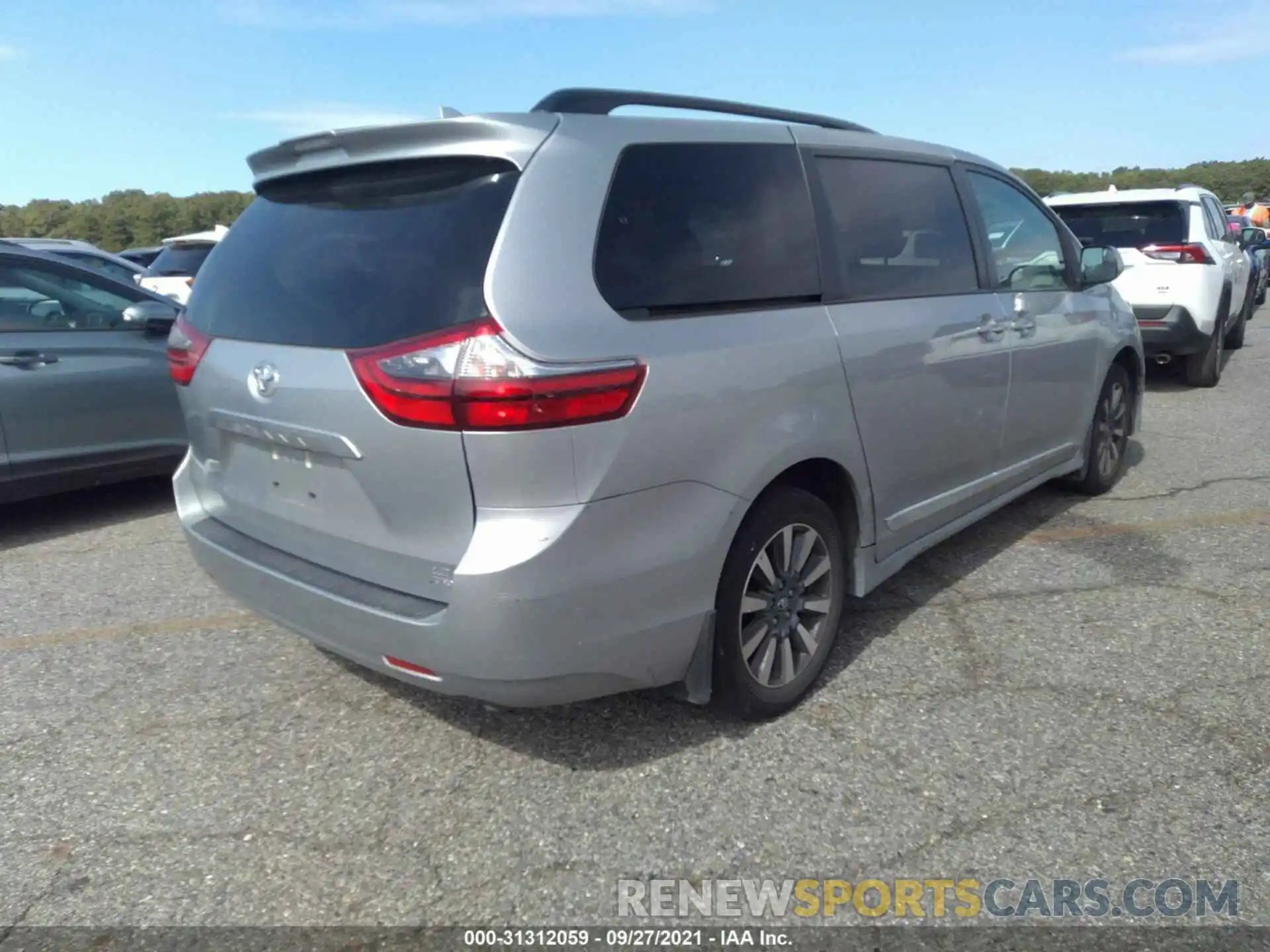 4 Photograph of a damaged car 5TDJZ3DC6LS236363 TOYOTA SIENNA 2020