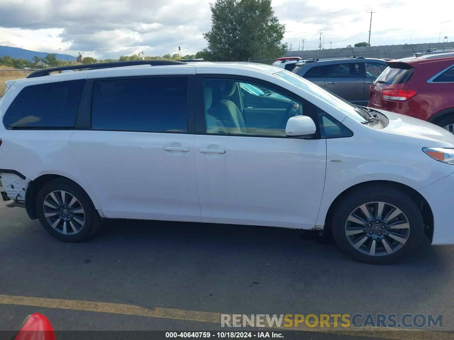 14 Photograph of a damaged car 5TDJZ3DC8LS250894 TOYOTA SIENNA 2020