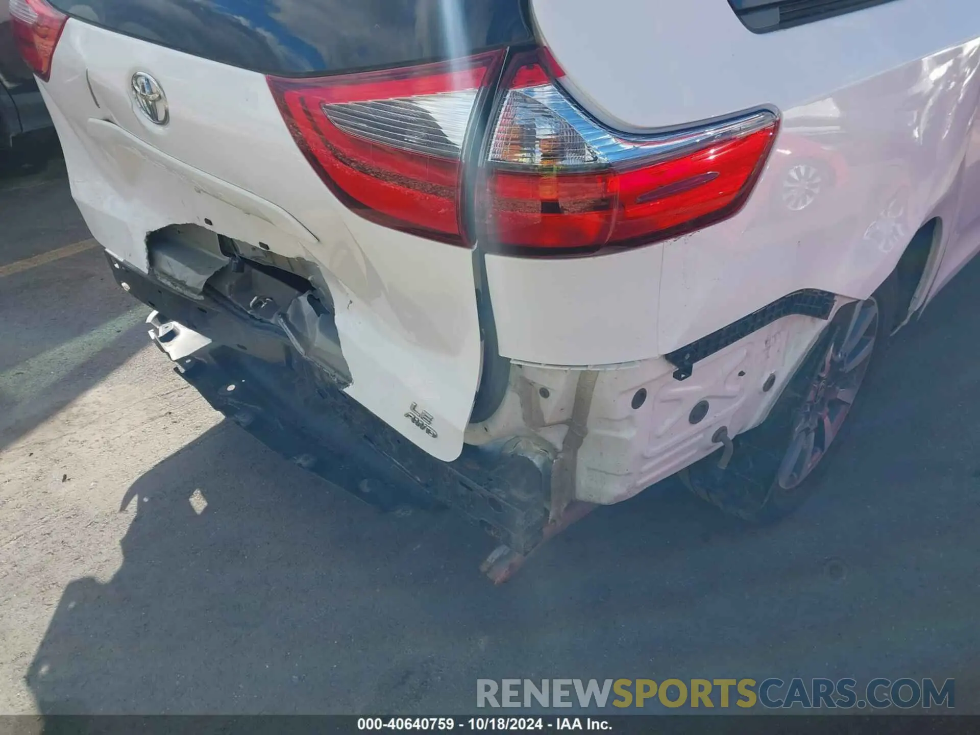 18 Photograph of a damaged car 5TDJZ3DC8LS250894 TOYOTA SIENNA 2020