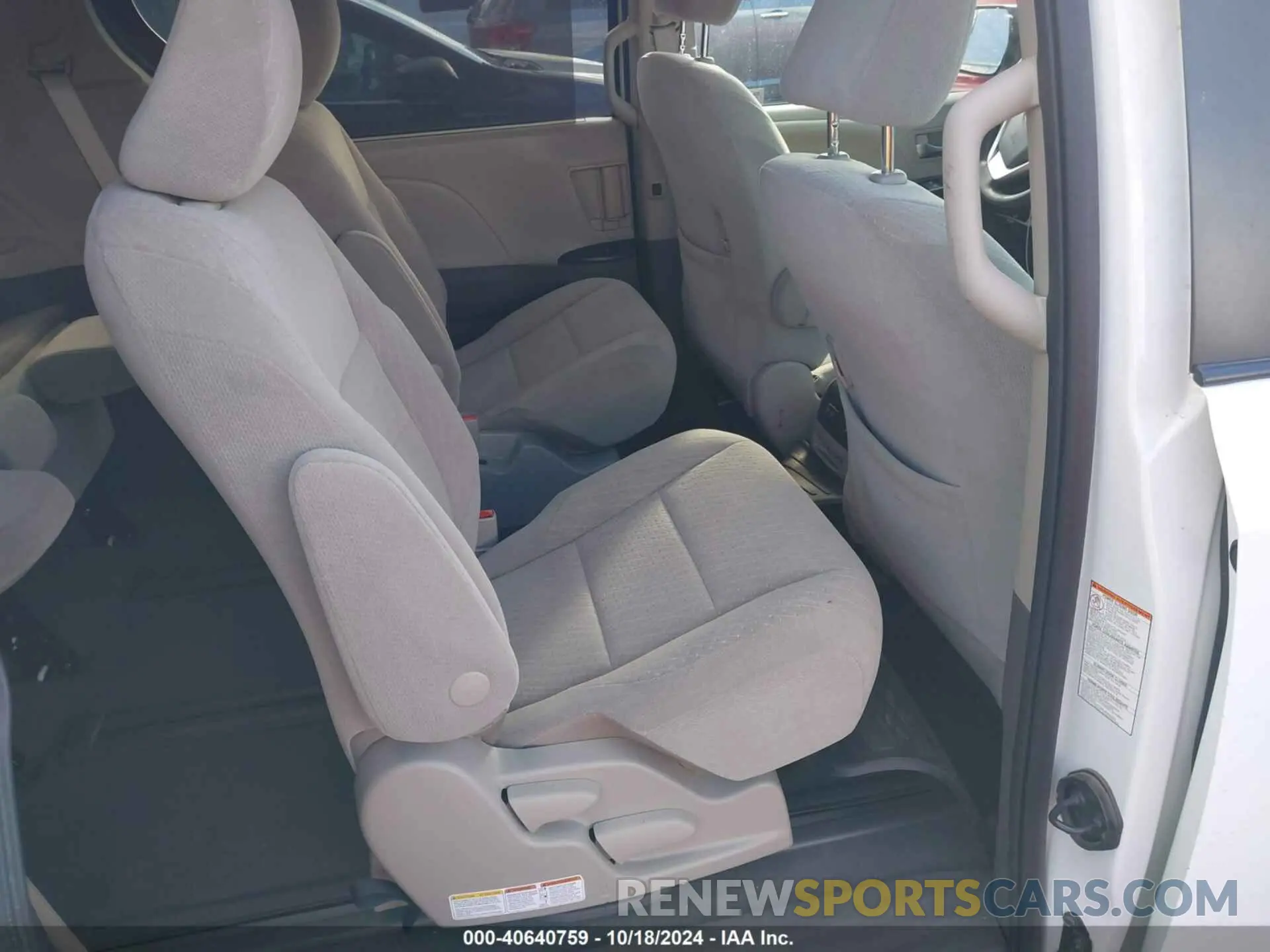 8 Photograph of a damaged car 5TDJZ3DC8LS250894 TOYOTA SIENNA 2020