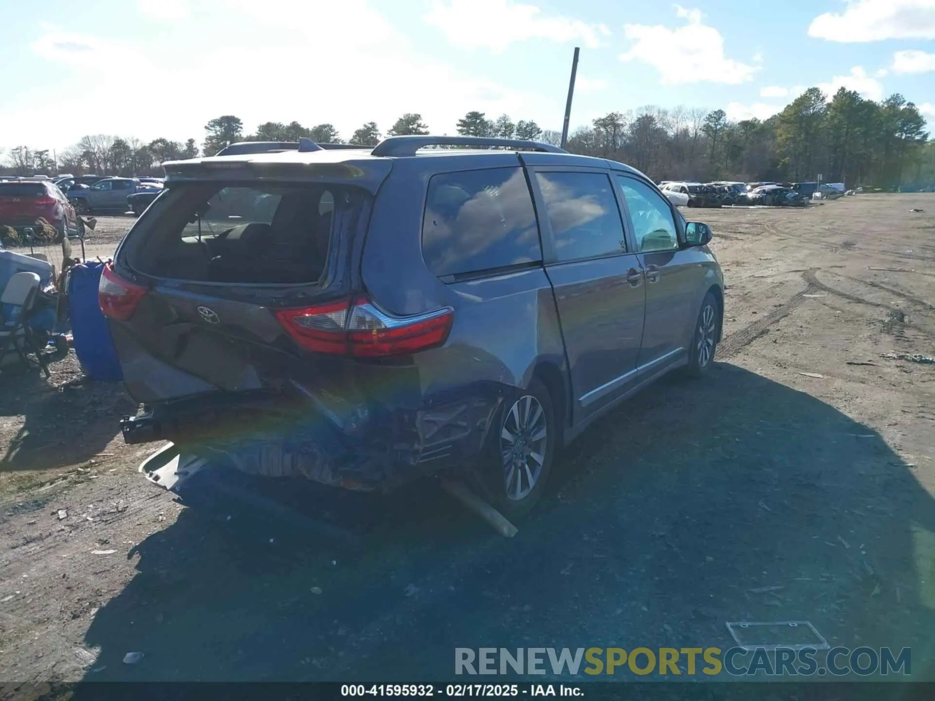 4 Photograph of a damaged car 5TDJZ3DC9LS248085 TOYOTA SIENNA 2020
