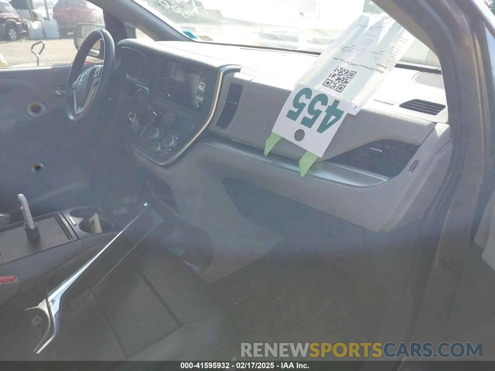 5 Photograph of a damaged car 5TDJZ3DC9LS248085 TOYOTA SIENNA 2020