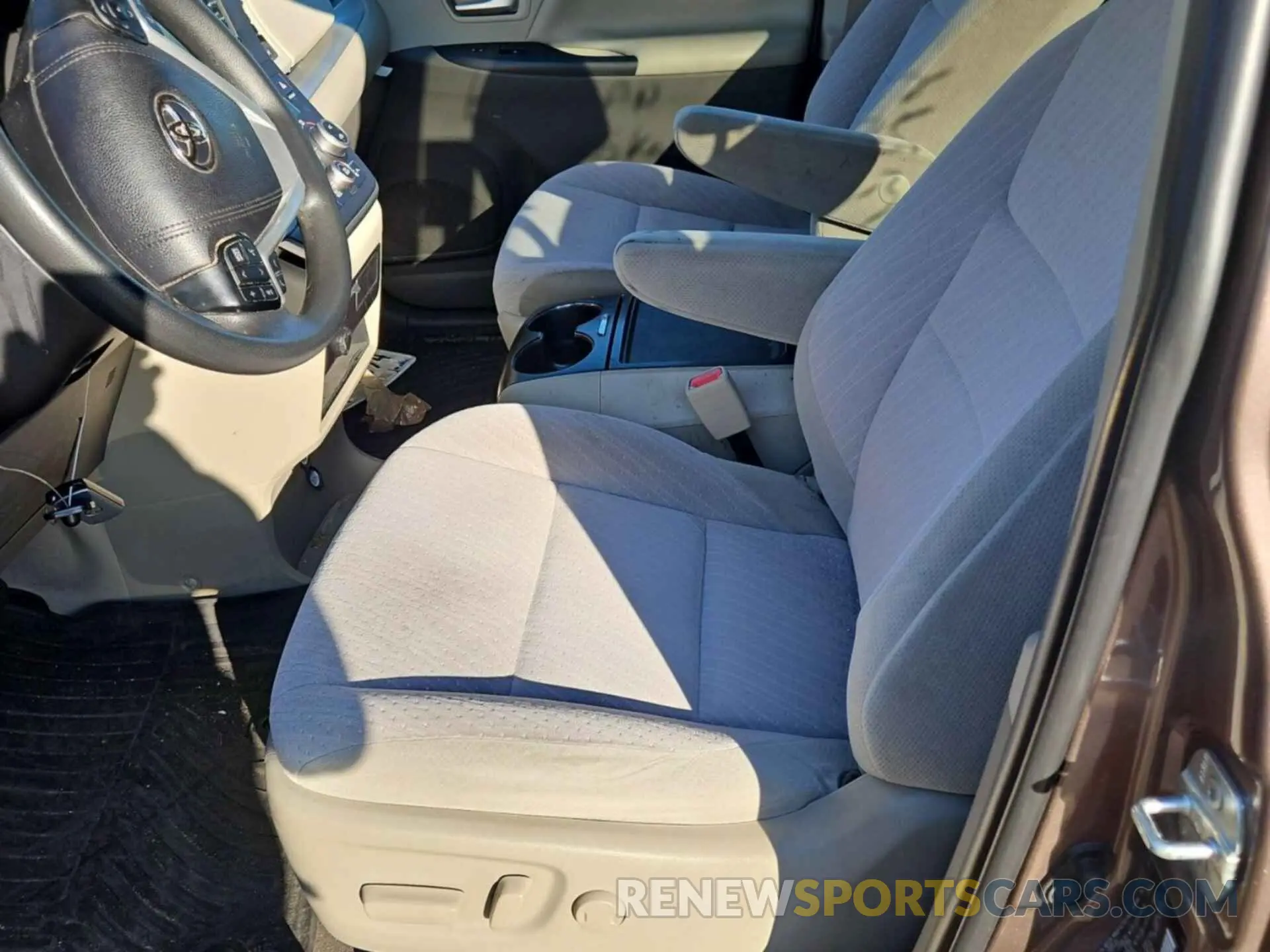 17 Photograph of a damaged car 5TDJZ3DCXLS250959 TOYOTA SIENNA 2020