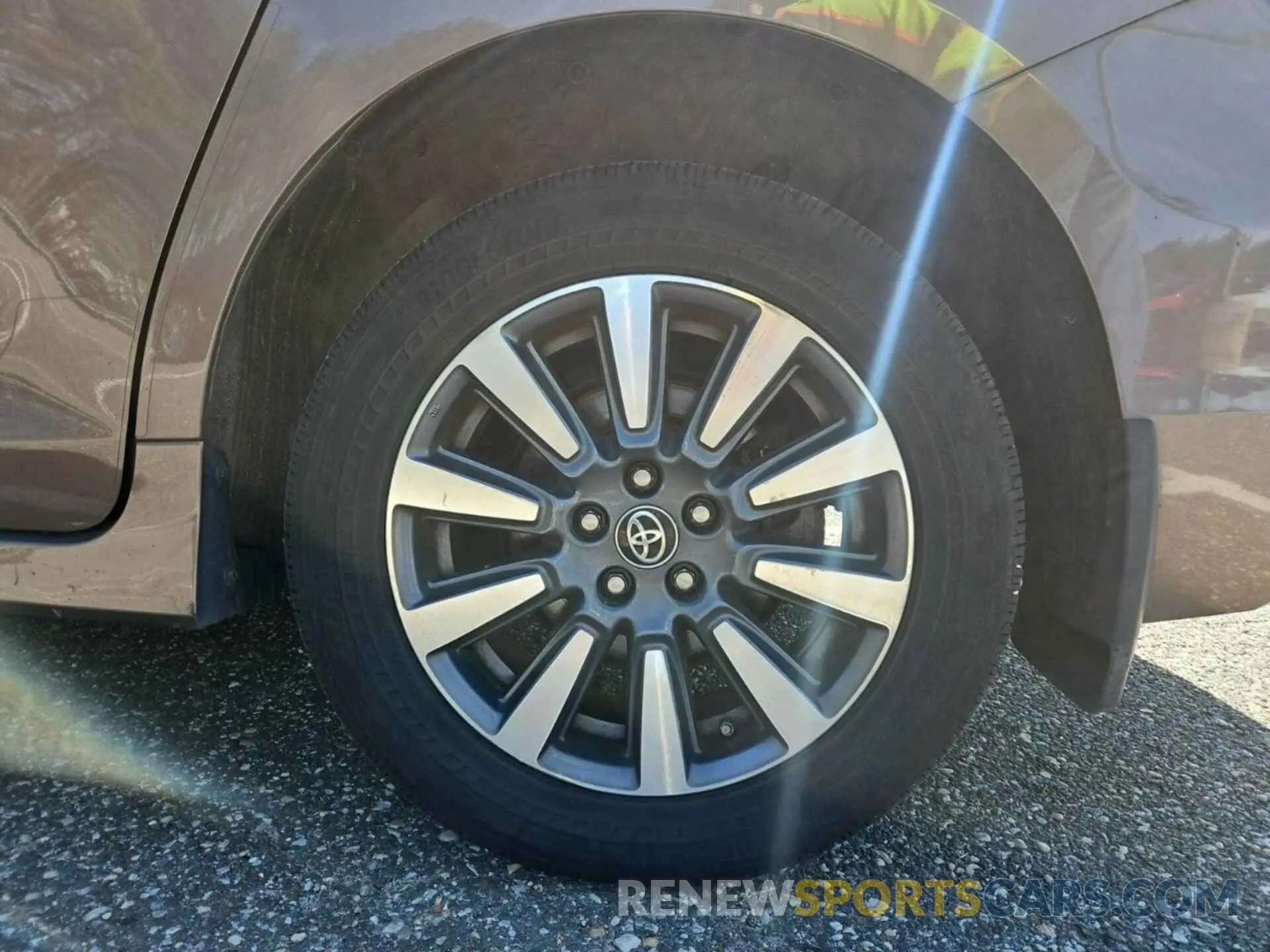 33 Photograph of a damaged car 5TDJZ3DCXLS250959 TOYOTA SIENNA 2020