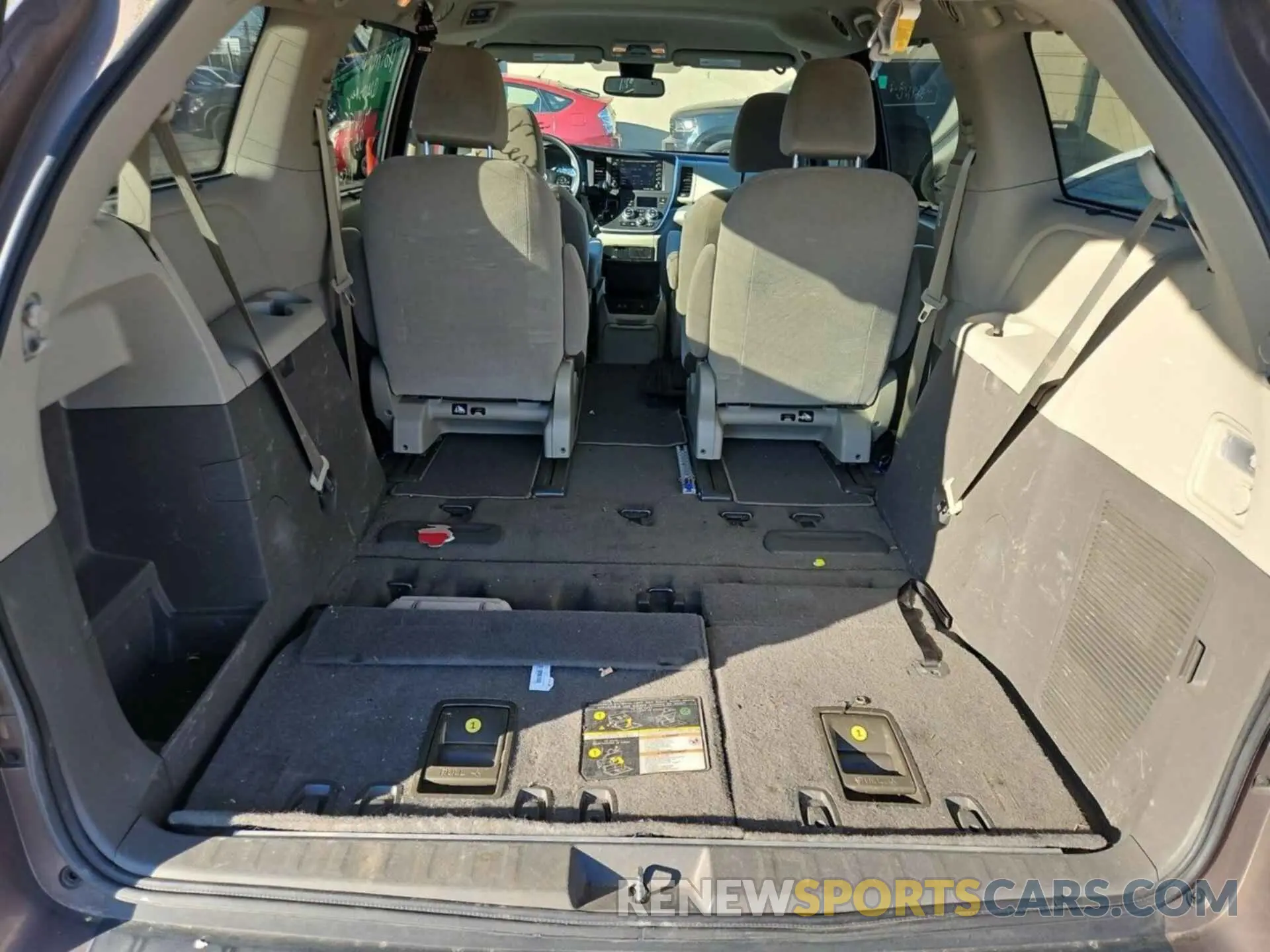 4 Photograph of a damaged car 5TDJZ3DCXLS250959 TOYOTA SIENNA 2020