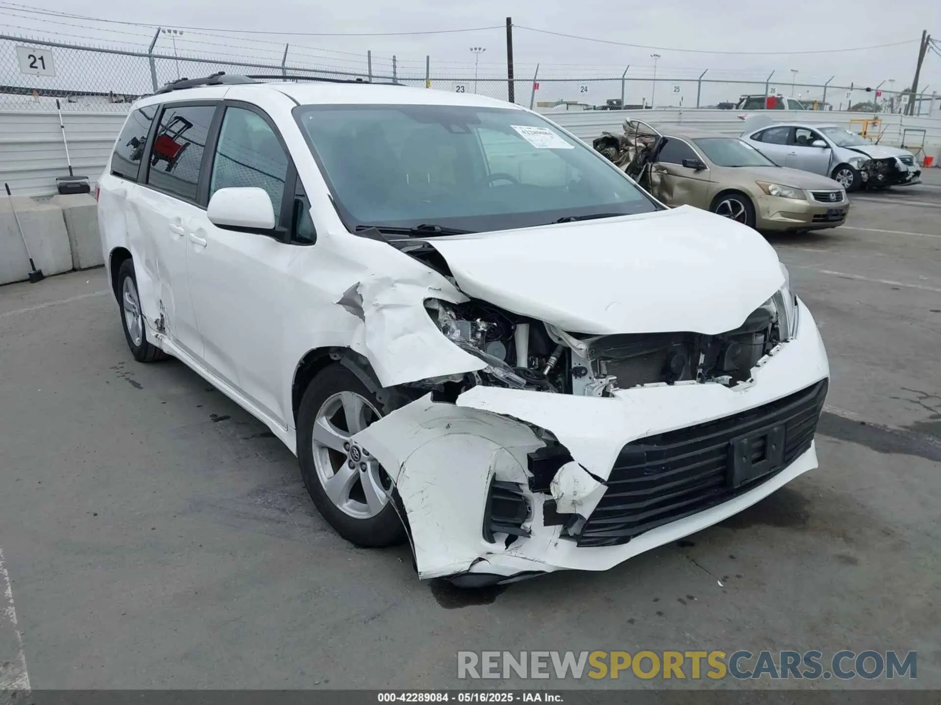 1 Photograph of a damaged car 5TDKZ3DC0LS044909 TOYOTA SIENNA 2020
