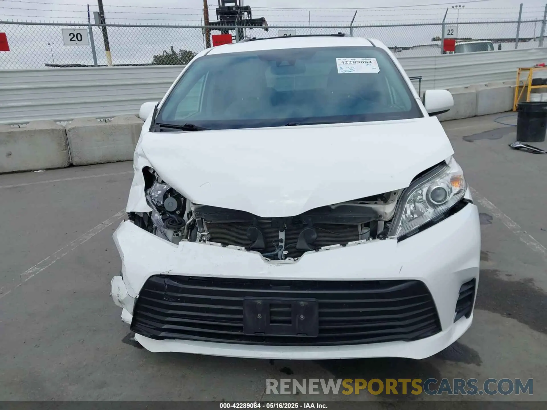13 Photograph of a damaged car 5TDKZ3DC0LS044909 TOYOTA SIENNA 2020