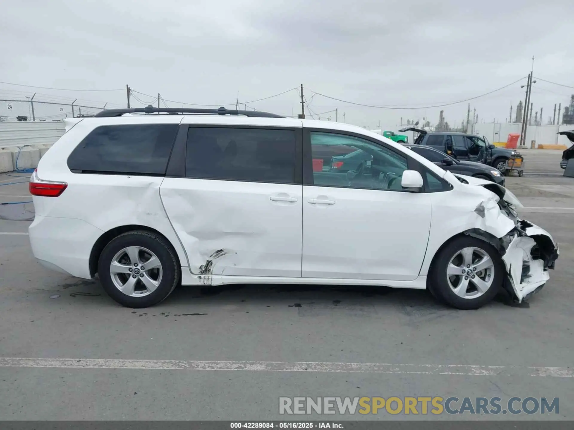 14 Photograph of a damaged car 5TDKZ3DC0LS044909 TOYOTA SIENNA 2020