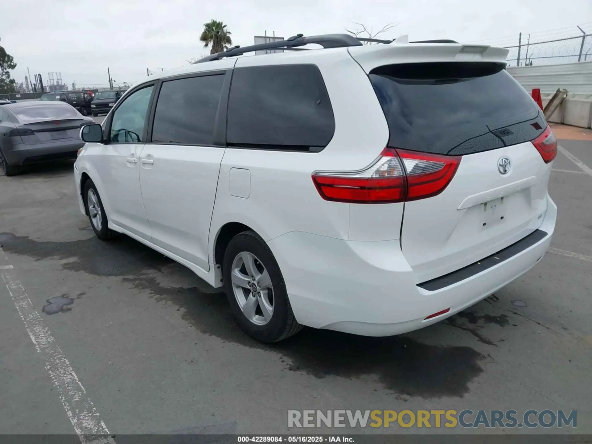 3 Photograph of a damaged car 5TDKZ3DC0LS044909 TOYOTA SIENNA 2020