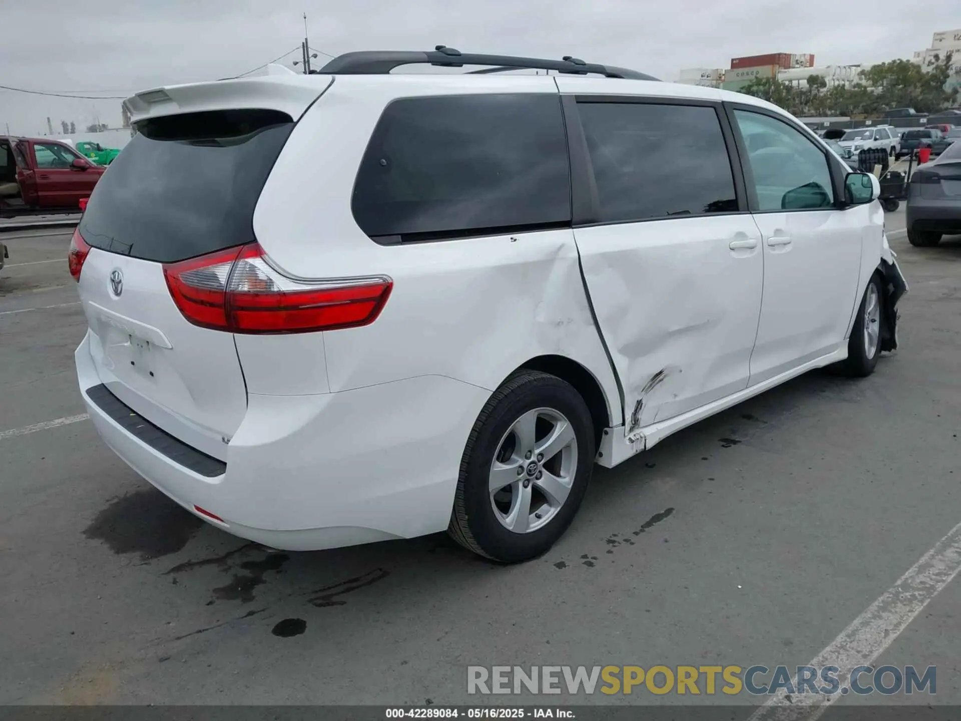 4 Photograph of a damaged car 5TDKZ3DC0LS044909 TOYOTA SIENNA 2020