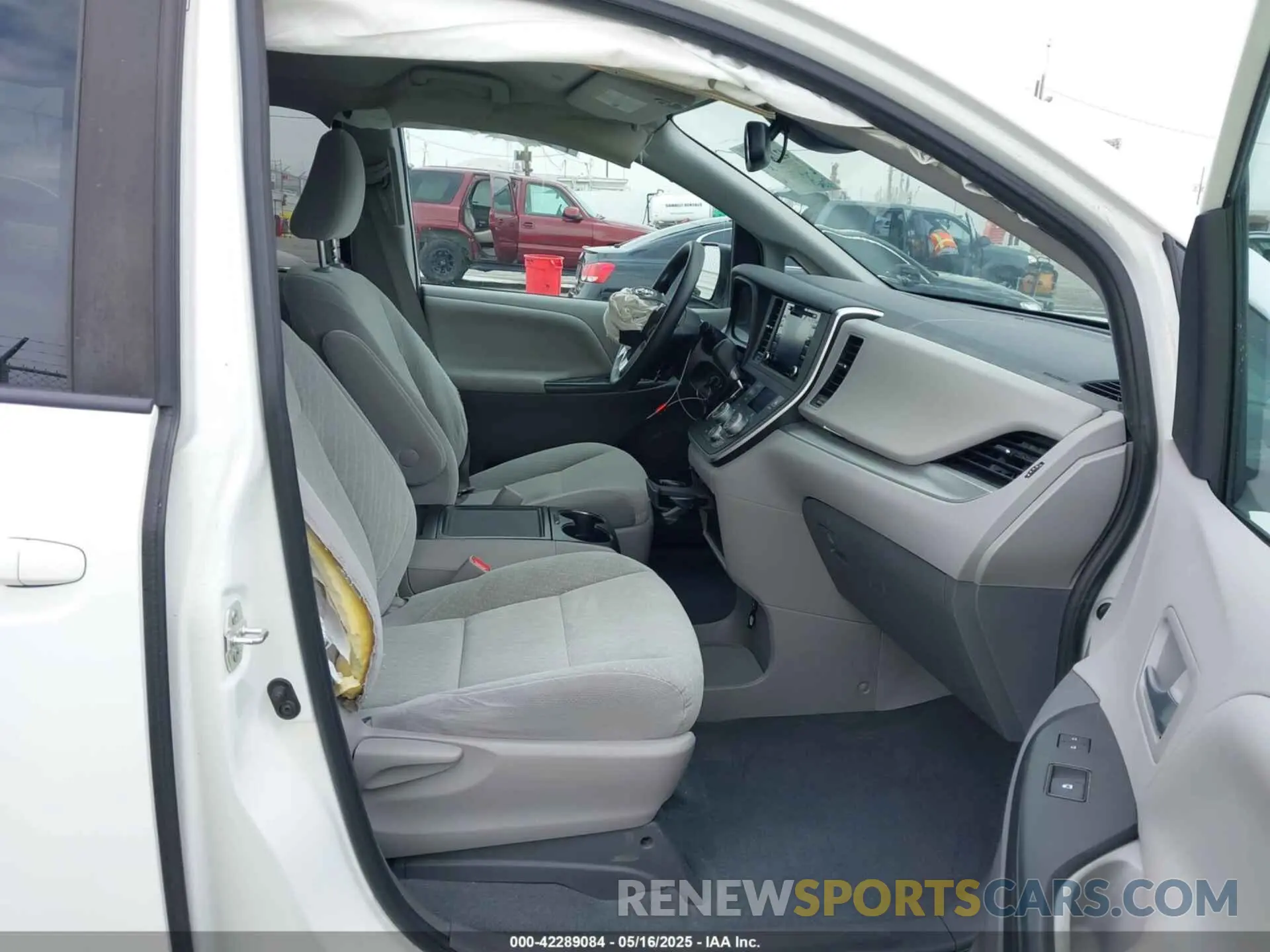 5 Photograph of a damaged car 5TDKZ3DC0LS044909 TOYOTA SIENNA 2020