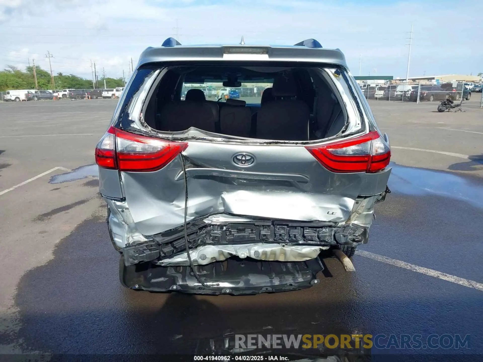 17 Photograph of a damaged car 5TDKZ3DC0LS052900 TOYOTA SIENNA 2020