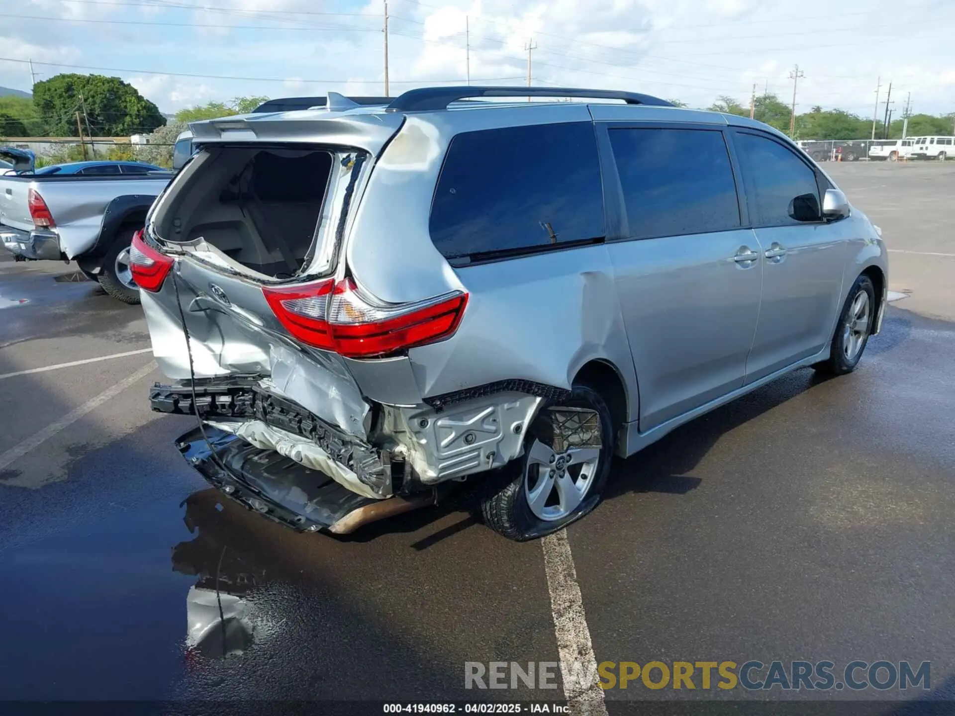 4 Photograph of a damaged car 5TDKZ3DC0LS052900 TOYOTA SIENNA 2020