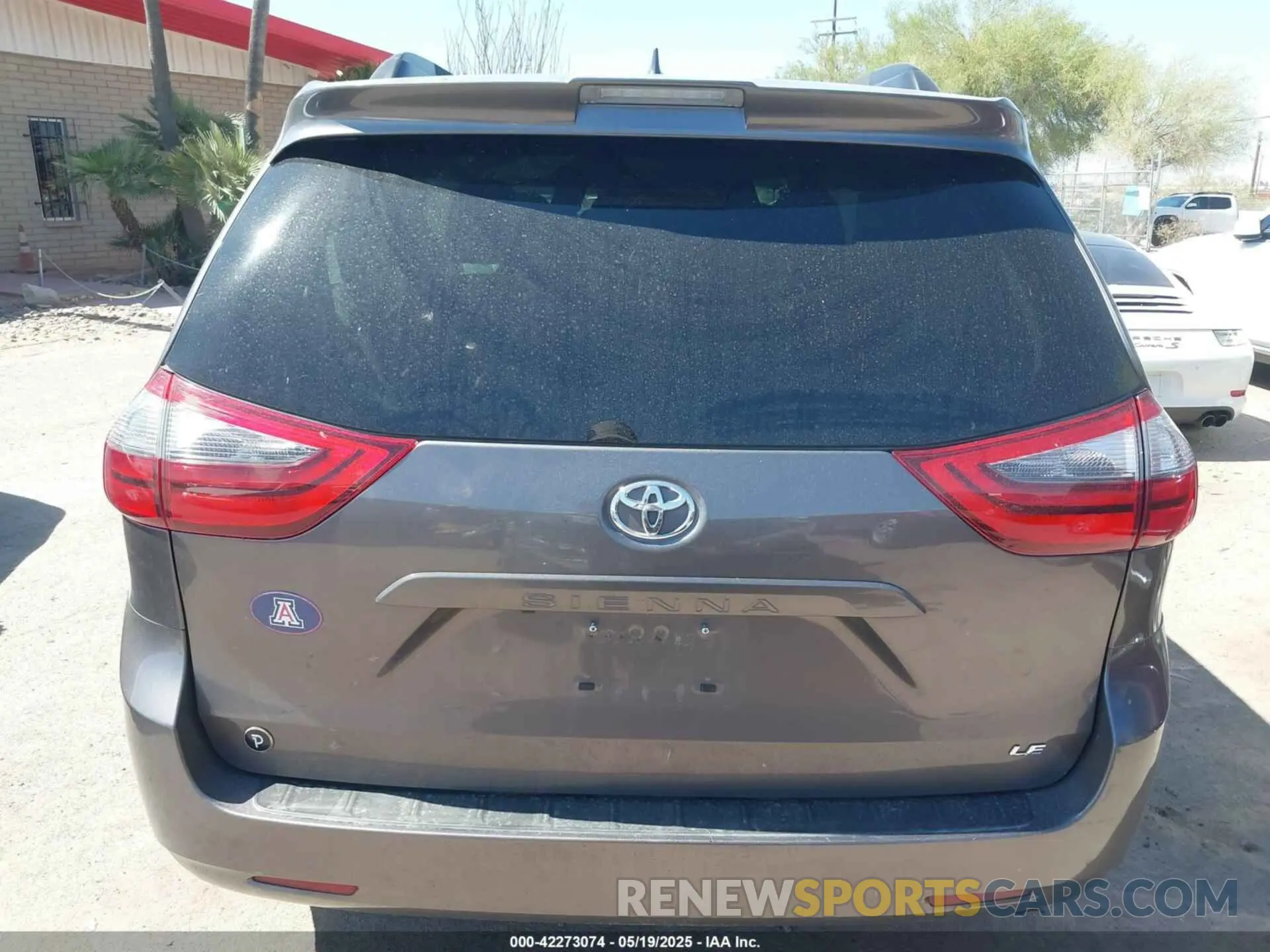 17 Photograph of a damaged car 5TDKZ3DC0LS070040 TOYOTA SIENNA 2020