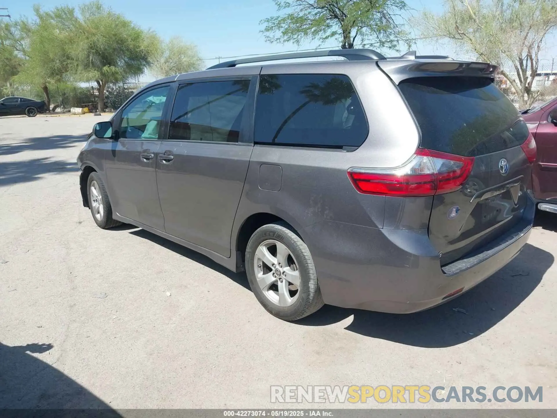 3 Photograph of a damaged car 5TDKZ3DC0LS070040 TOYOTA SIENNA 2020