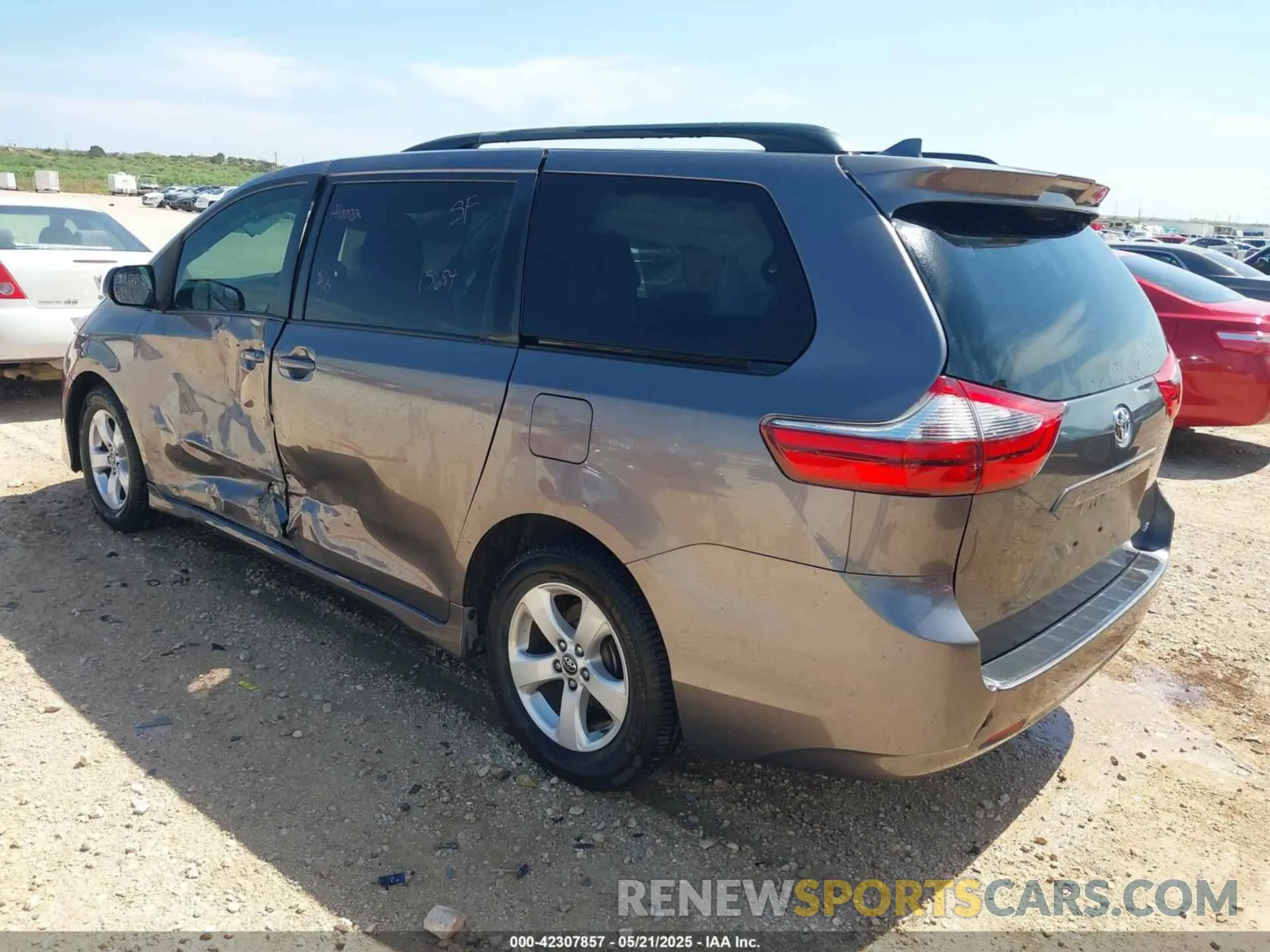 3 Photograph of a damaged car 5TDKZ3DC2LS036312 TOYOTA SIENNA 2020