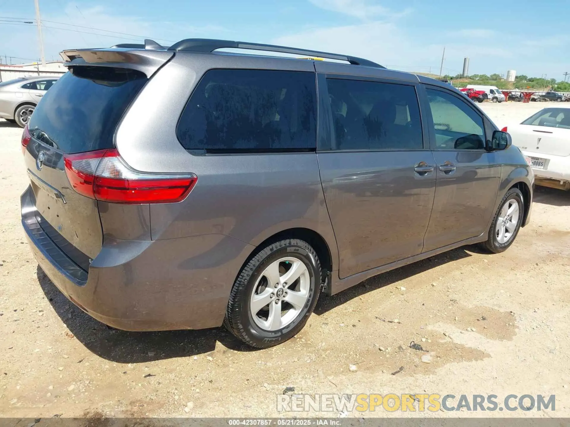 4 Photograph of a damaged car 5TDKZ3DC2LS036312 TOYOTA SIENNA 2020