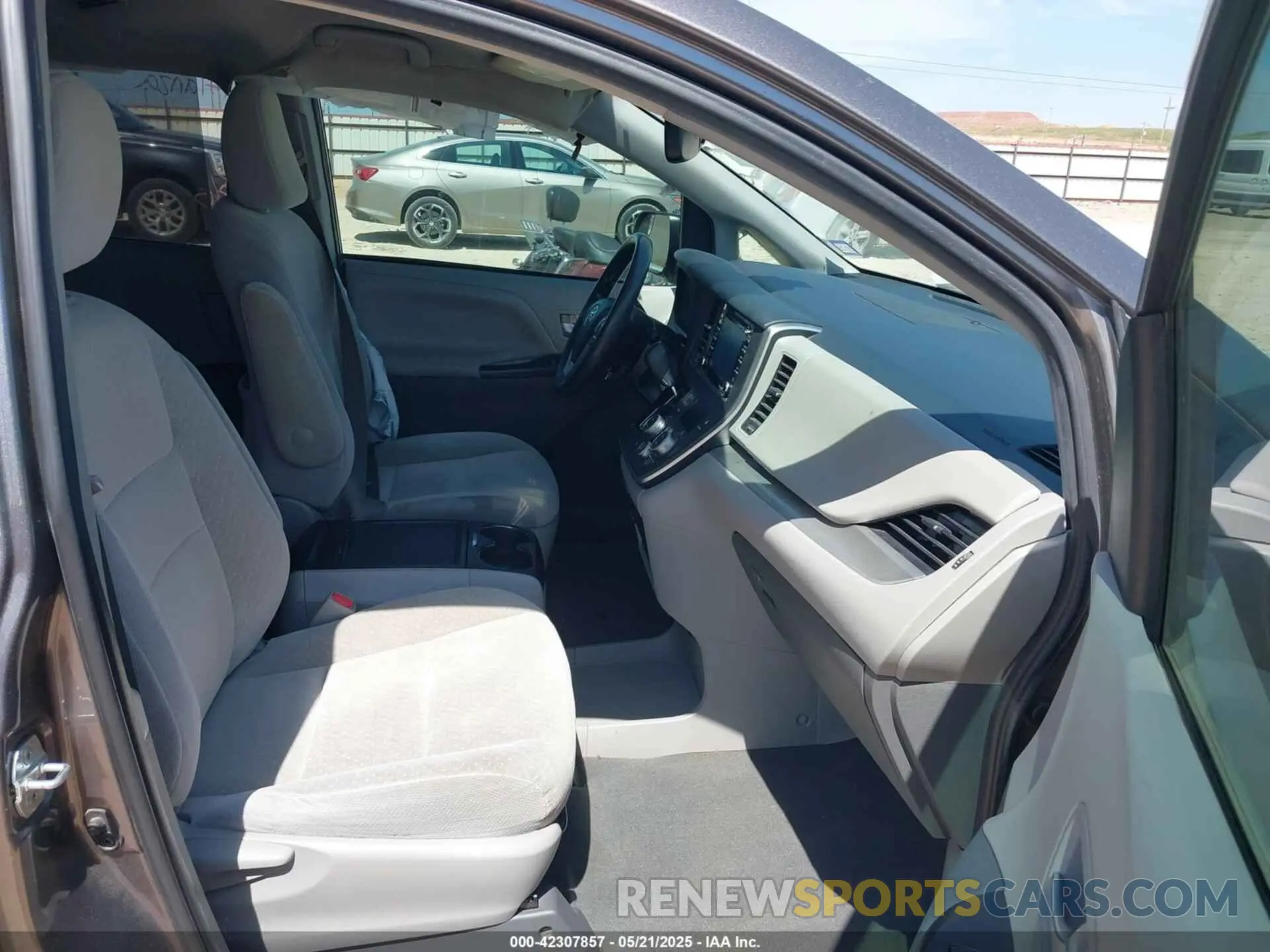 5 Photograph of a damaged car 5TDKZ3DC2LS036312 TOYOTA SIENNA 2020