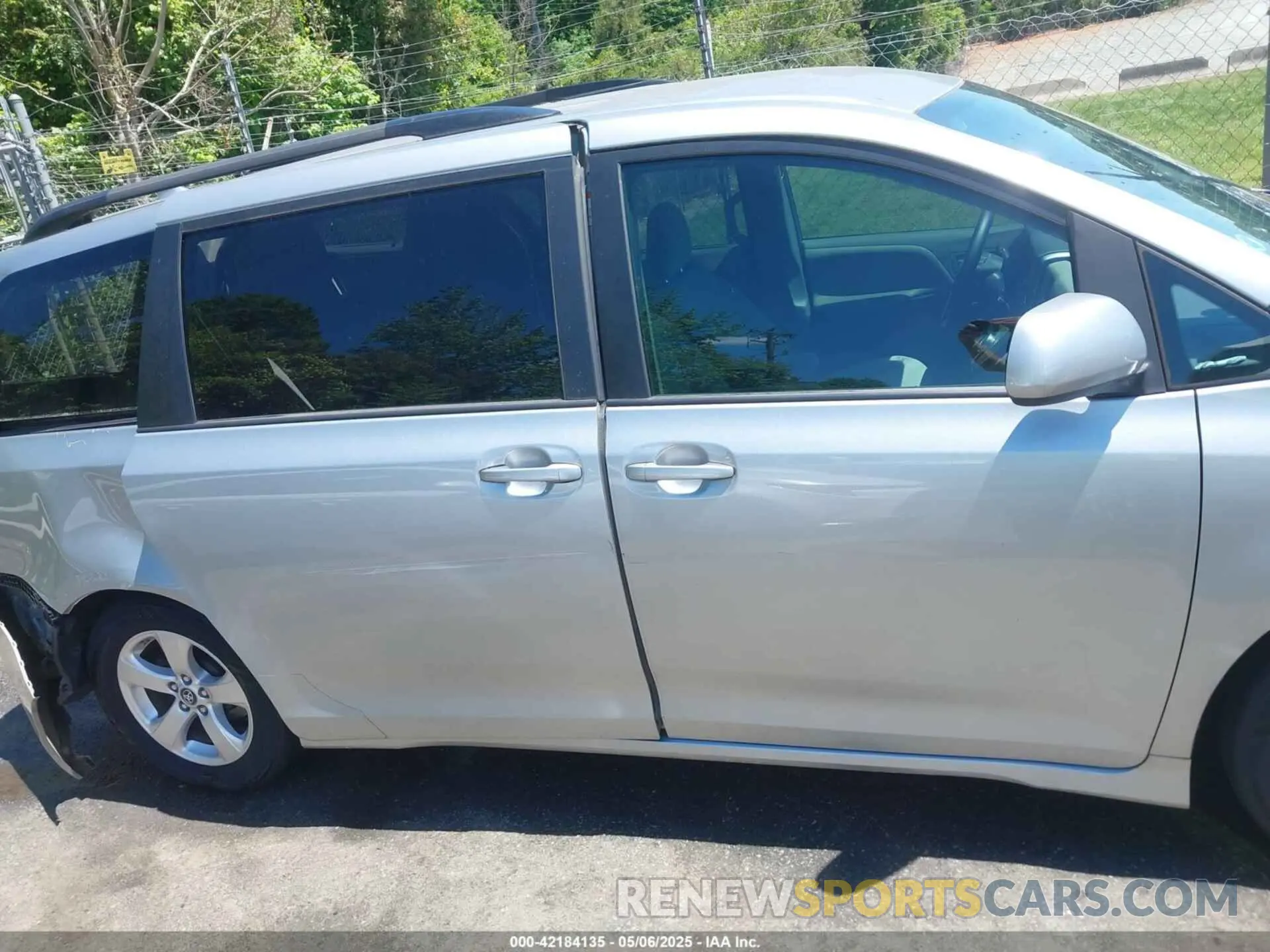 13 Photograph of a damaged car 5TDKZ3DC3LS053328 TOYOTA SIENNA 2020