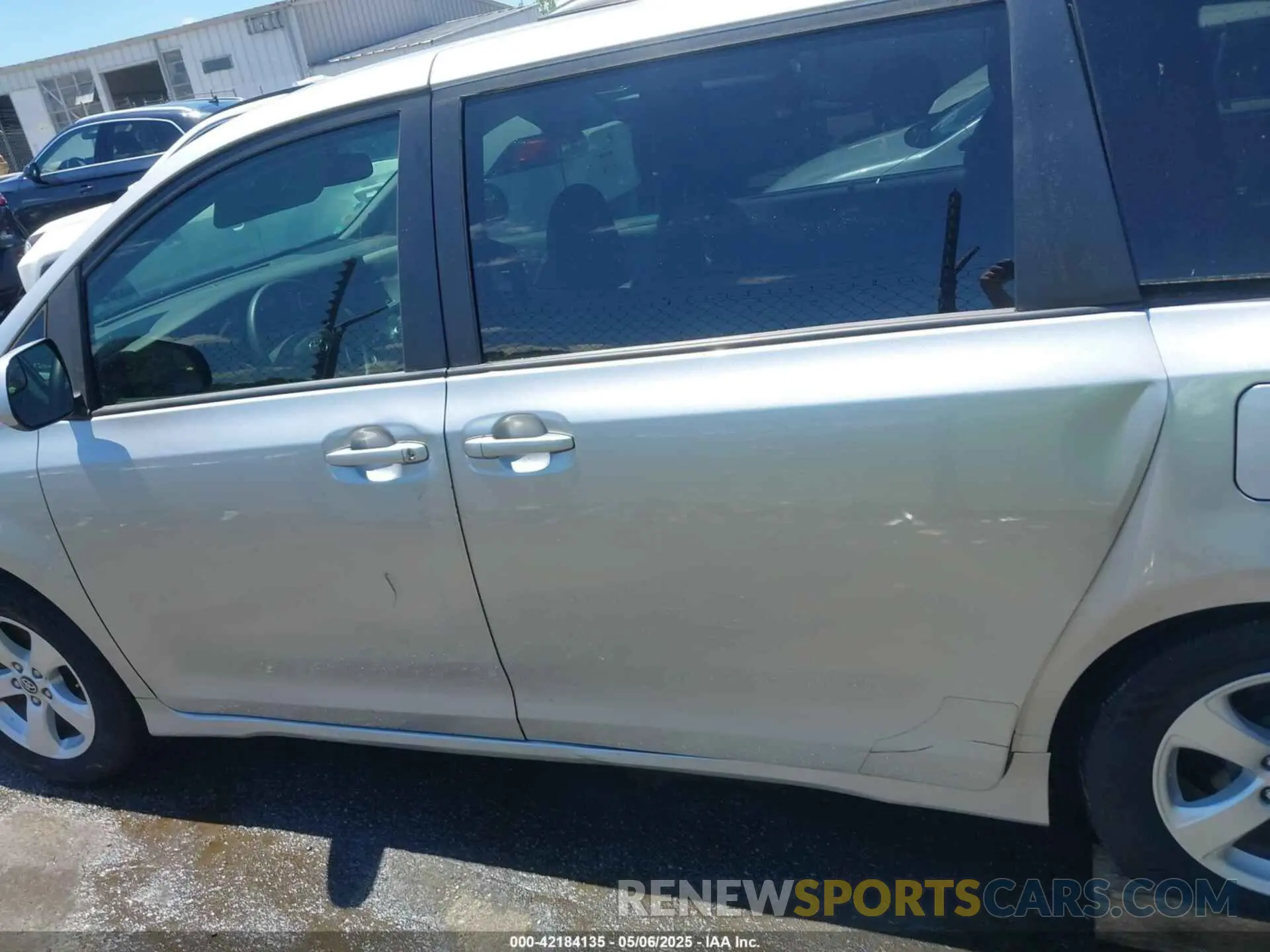 14 Photograph of a damaged car 5TDKZ3DC3LS053328 TOYOTA SIENNA 2020