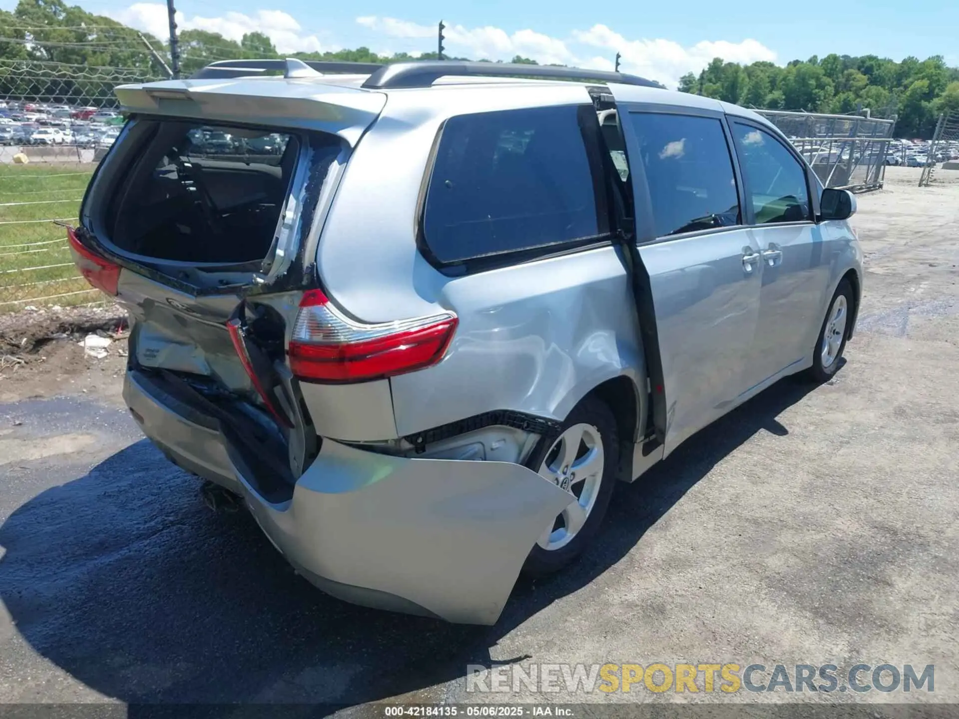 4 Photograph of a damaged car 5TDKZ3DC3LS053328 TOYOTA SIENNA 2020